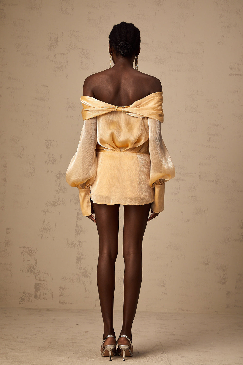 Adelina guldfärgad miniklänning med kristaller och paneler 