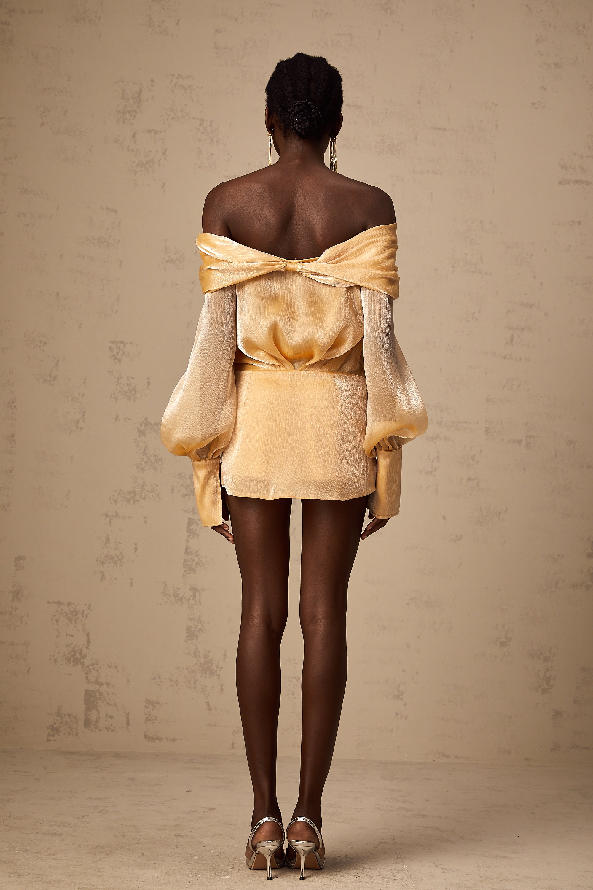 Adelina guldfärgad miniklänning med kristaller och paneler 