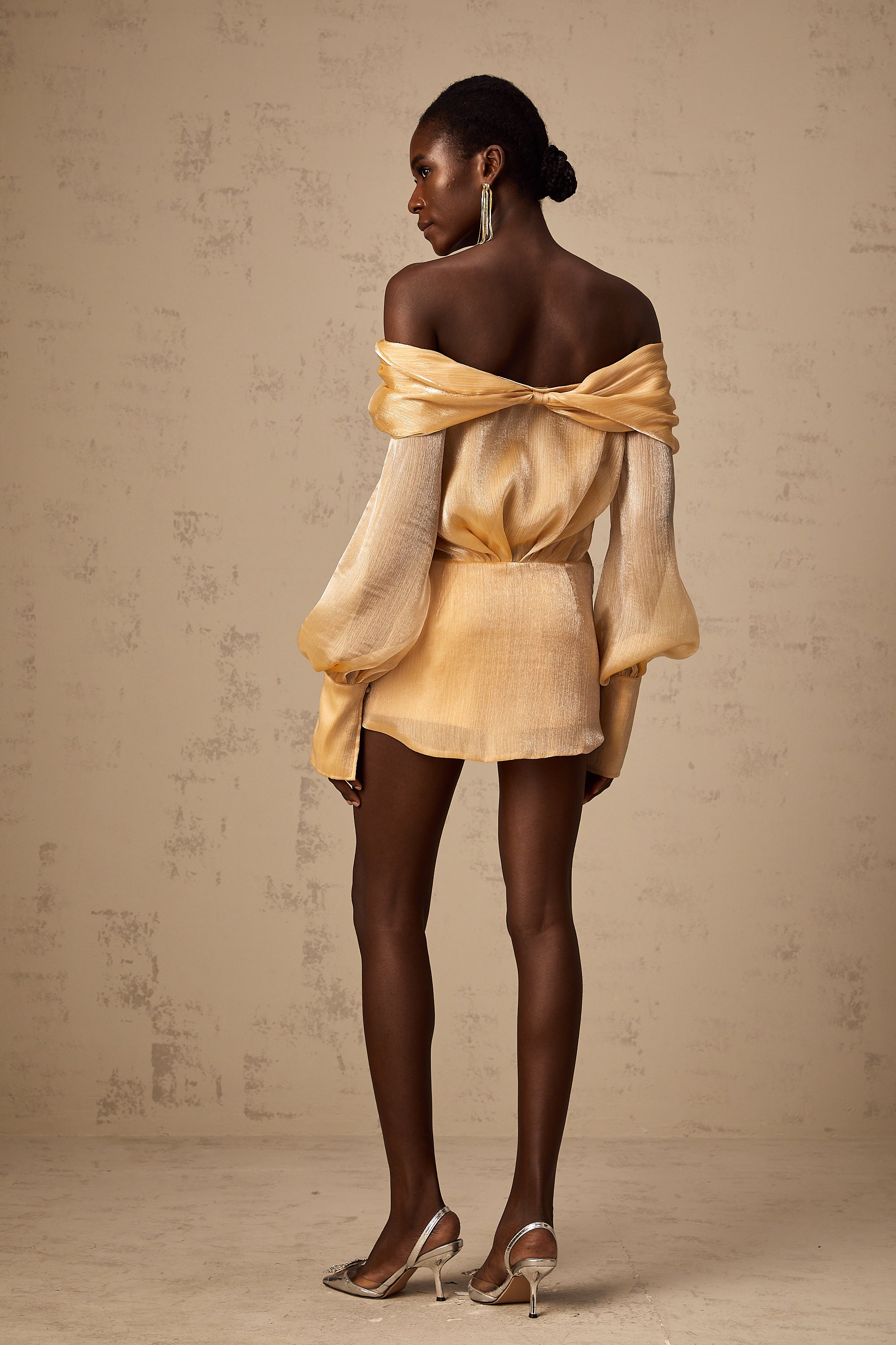 Adelina guldfärgad miniklänning med kristaller och paneler 