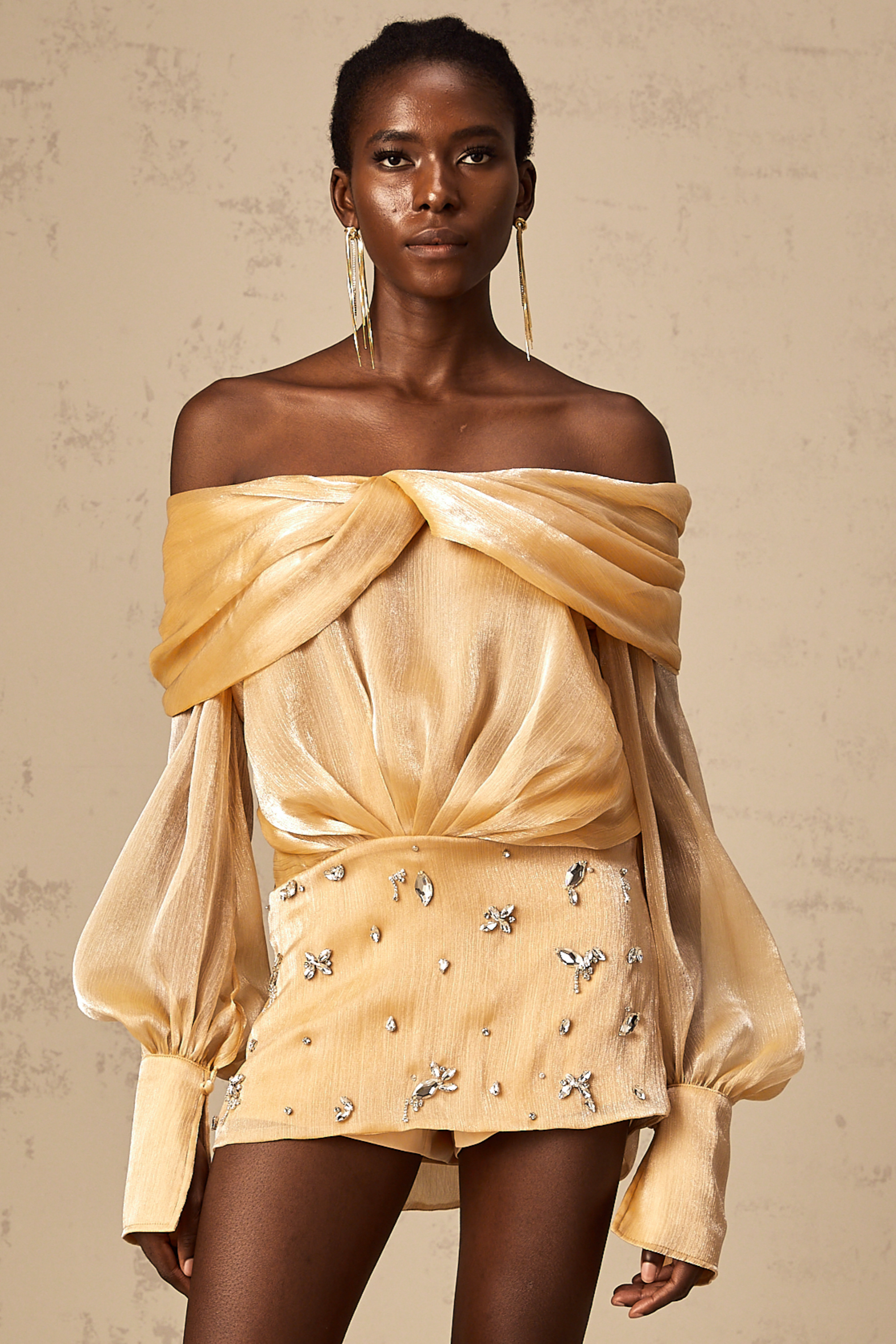 Adelina guldfärgad miniklänning med kristaller och paneler 