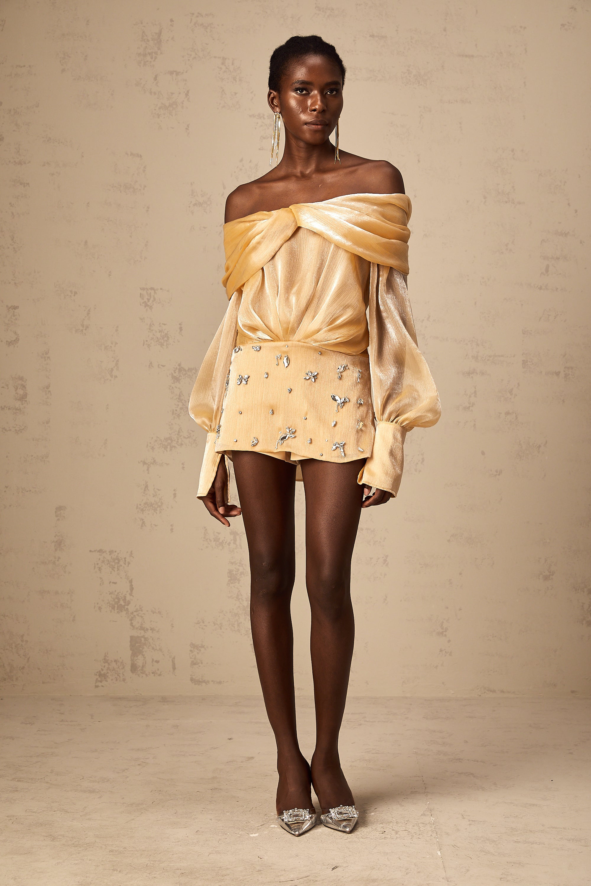 Adelina guldfärgad miniklänning med kristaller och paneler 