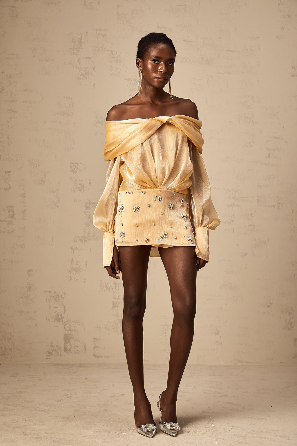 Adelina guldfärgad miniklänning med kristaller och paneler 