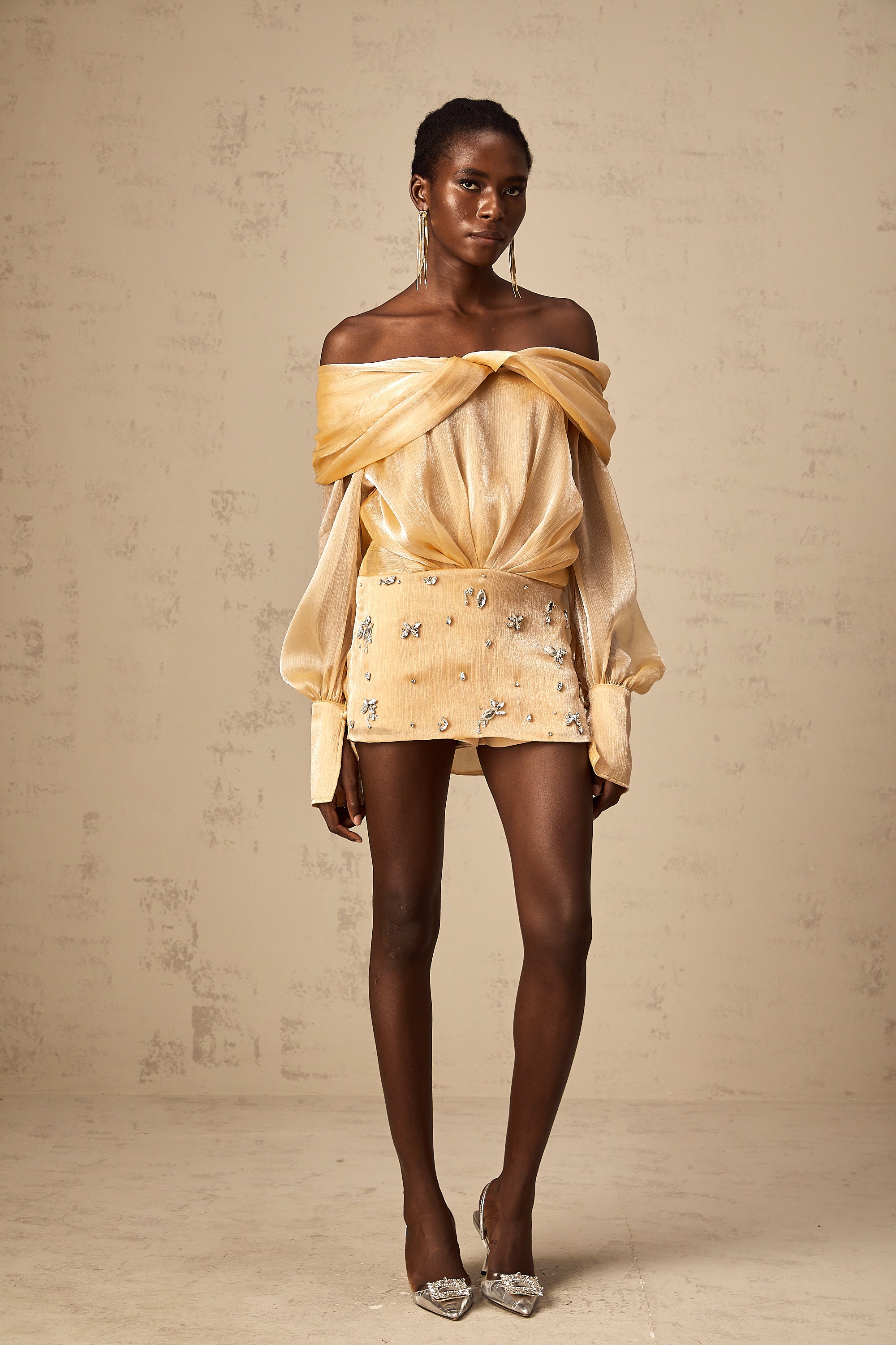 Adelina guldfärgad miniklänning med kristaller och paneler 