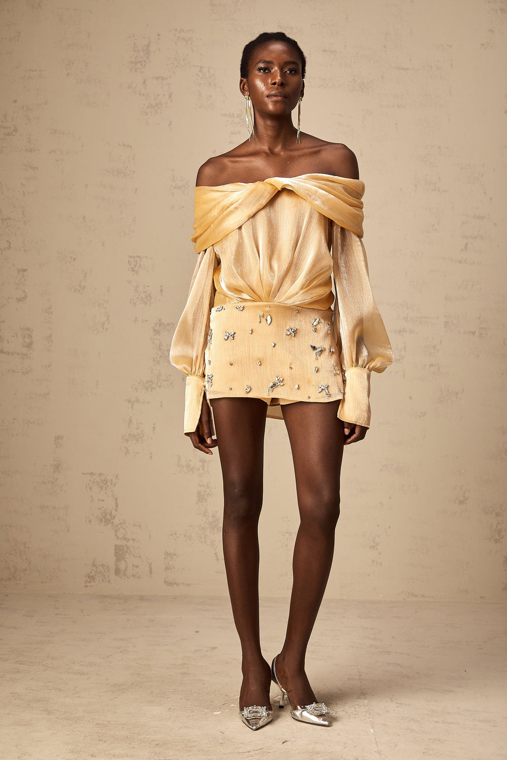 Adelina guldfärgad miniklänning med kristaller och paneler 