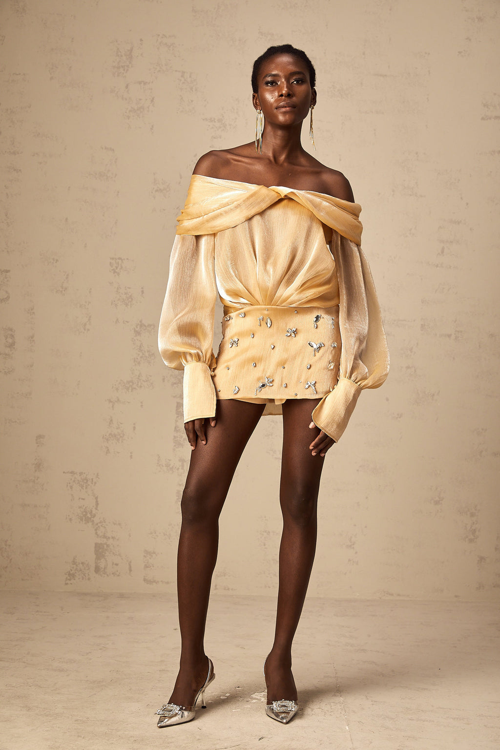 Adelina guldfärgad miniklänning med kristaller och paneler 