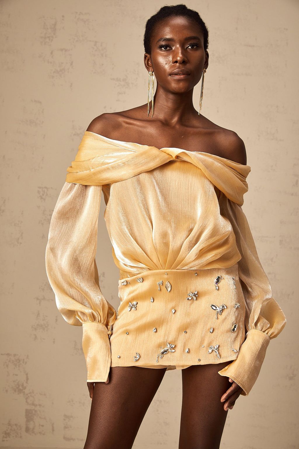 Adelina guldfärgad miniklänning med kristaller och paneler 