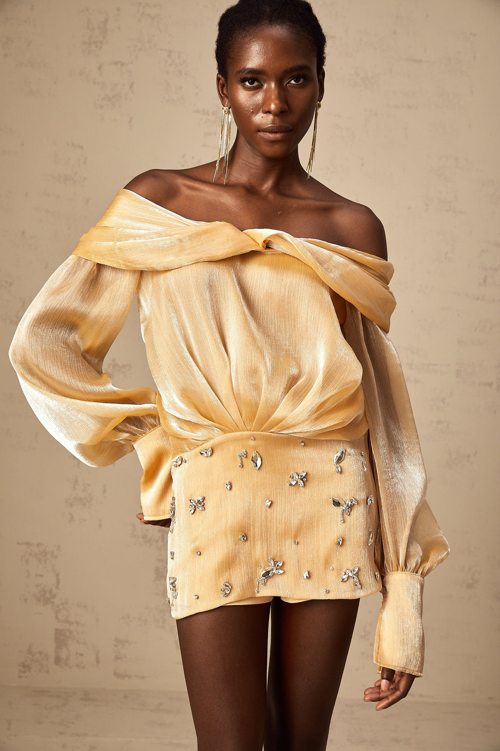 Adelina guldfärgad miniklänning med kristaller och paneler 