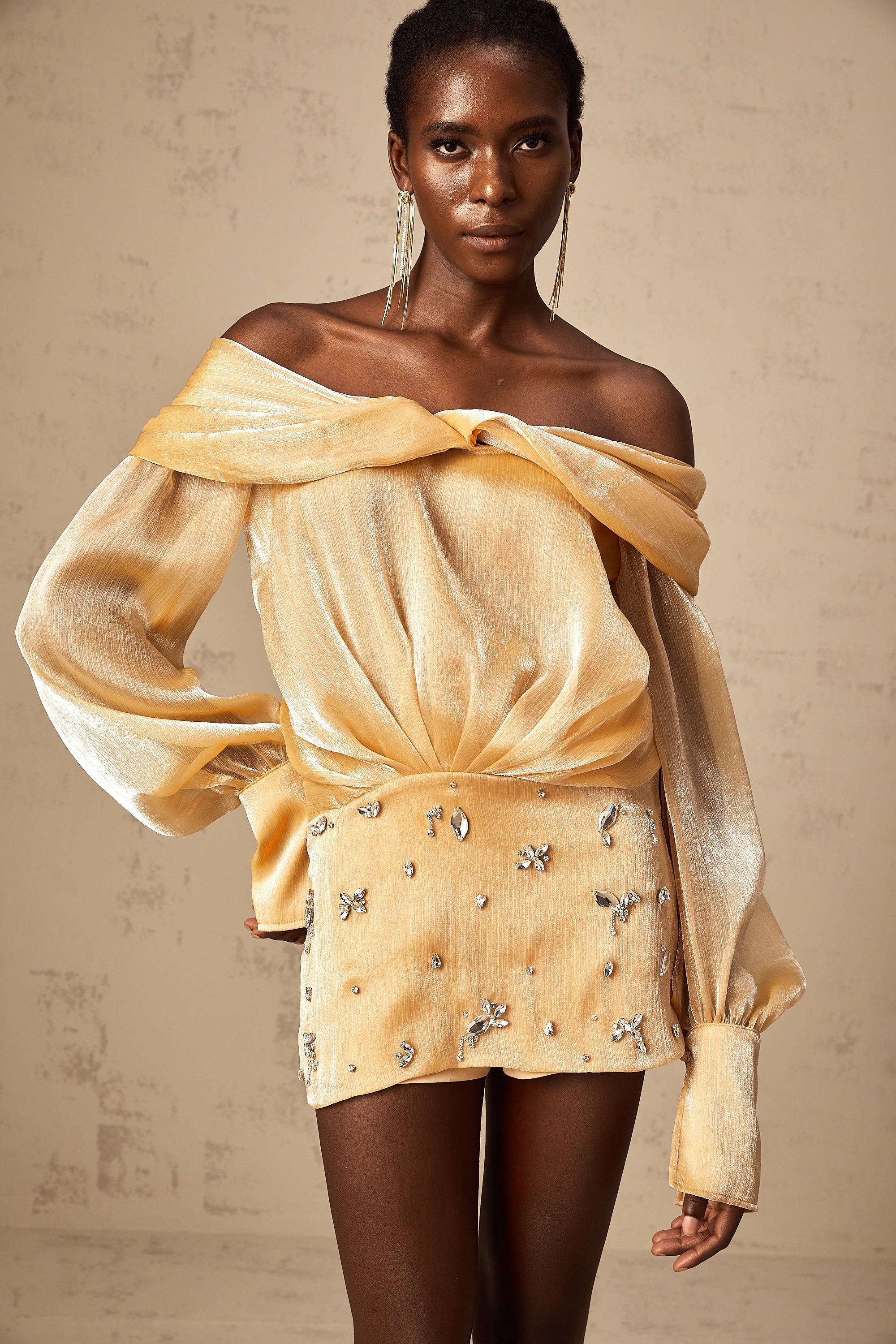 Adelina guldfärgad miniklänning med kristaller och paneler 