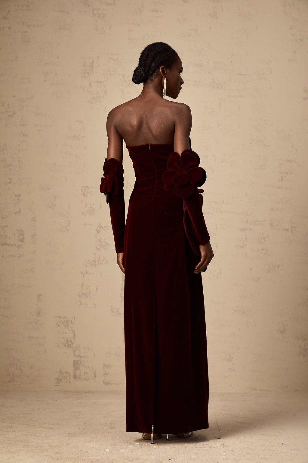 Robe longue rouge azur à appliqués floraux