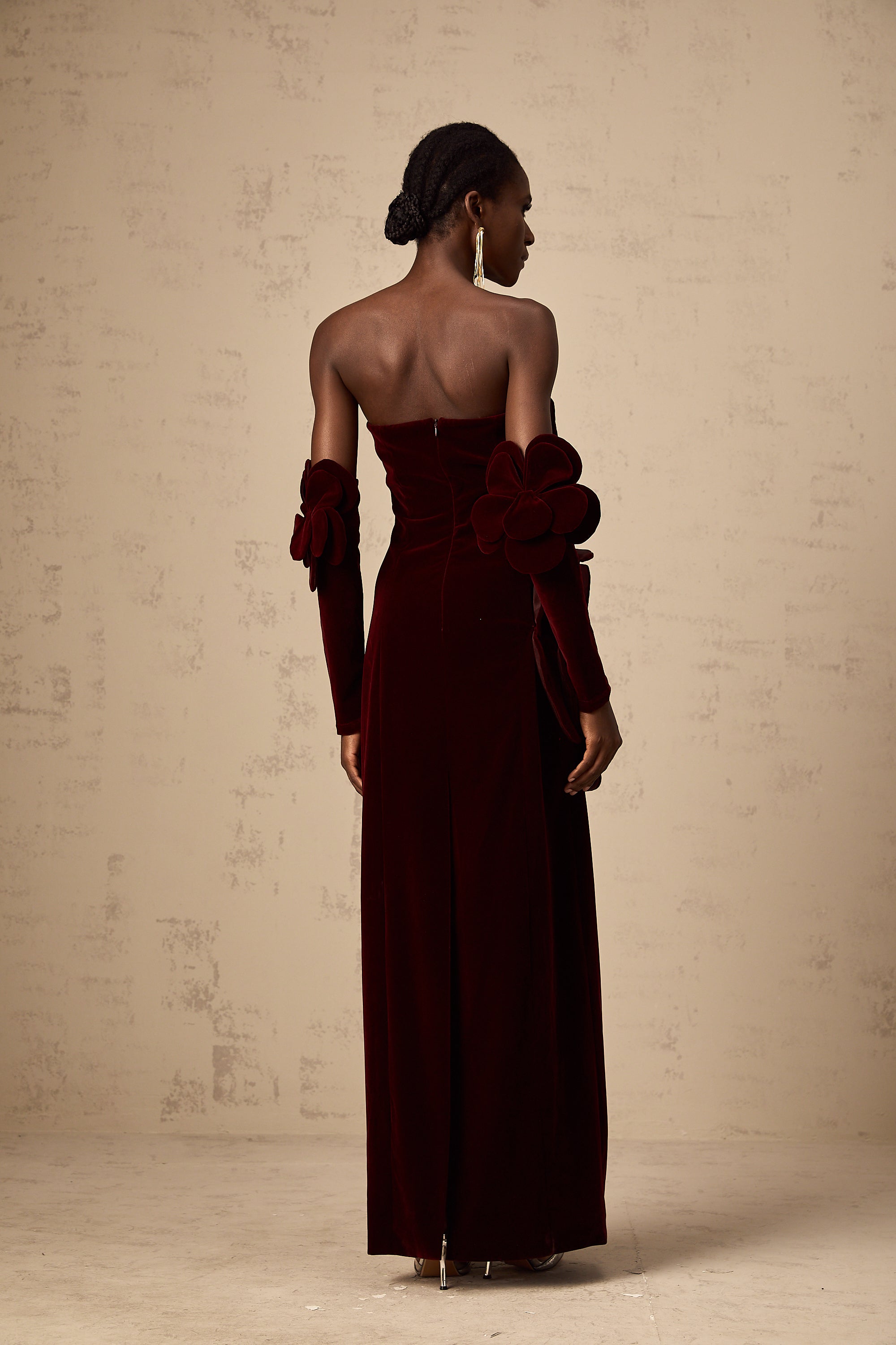 Robe longue rouge azur à appliqués floraux