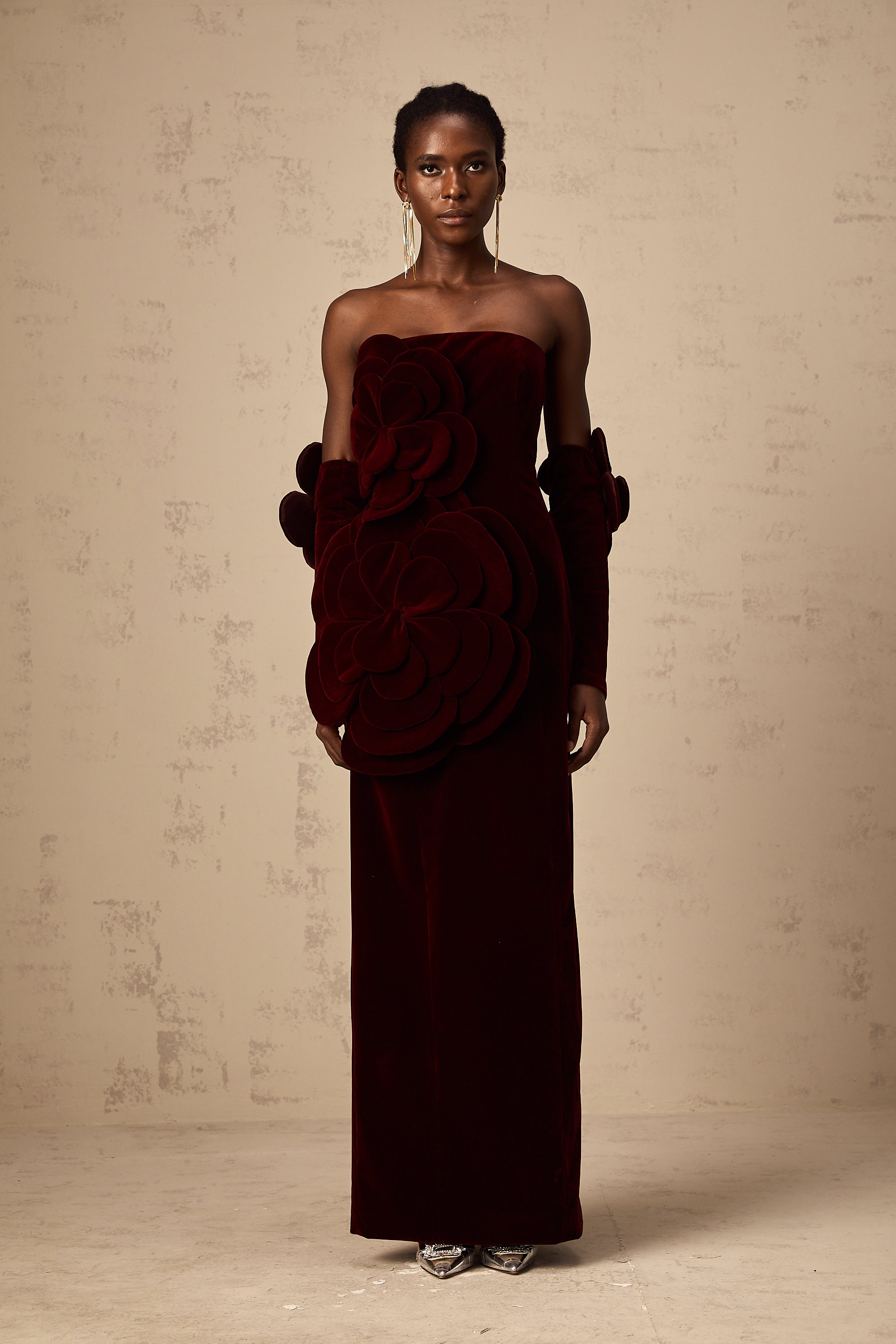 Robe longue rouge azur à appliqués floraux