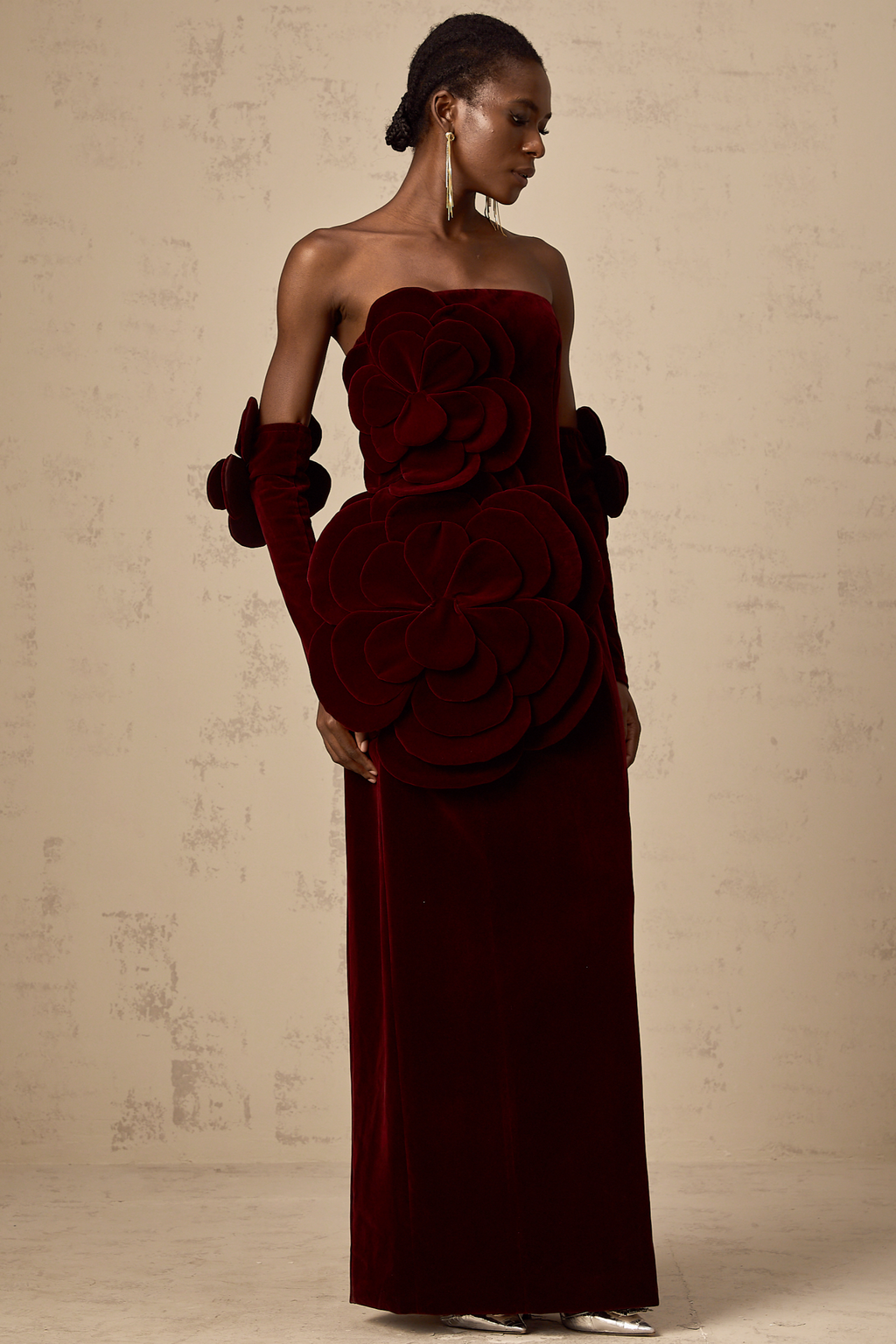 Robe longue rouge azur à appliqués floraux