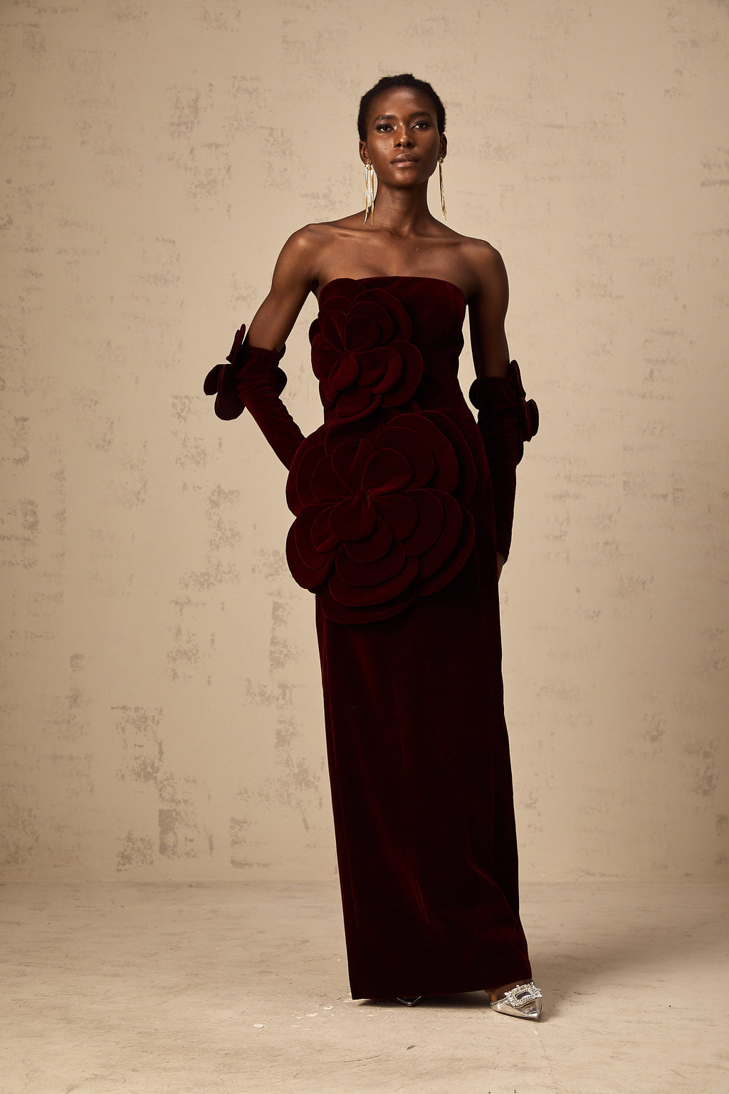 Robe longue rouge azur à appliqués floraux