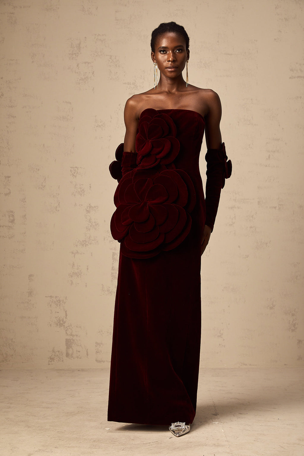 Robe longue rouge azur à appliqués floraux