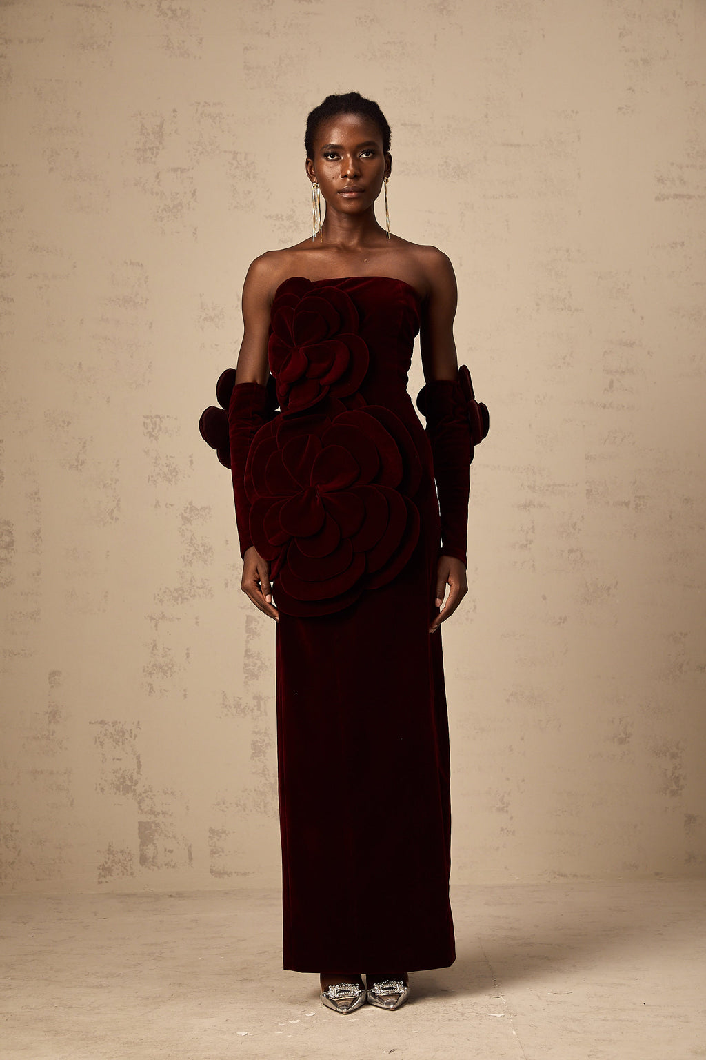 Robe longue rouge azur à appliqués floraux