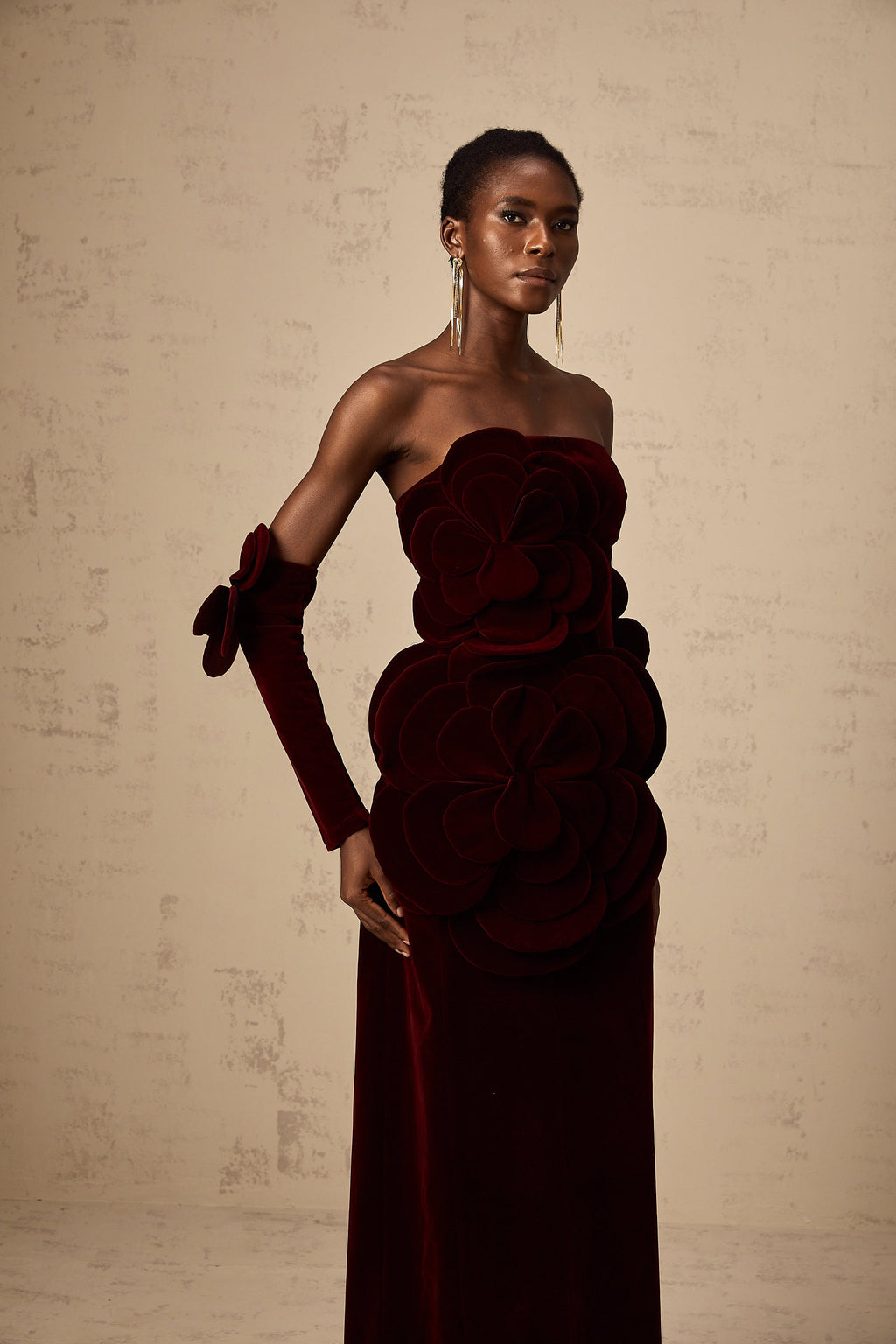 Robe longue rouge azur à appliqués floraux