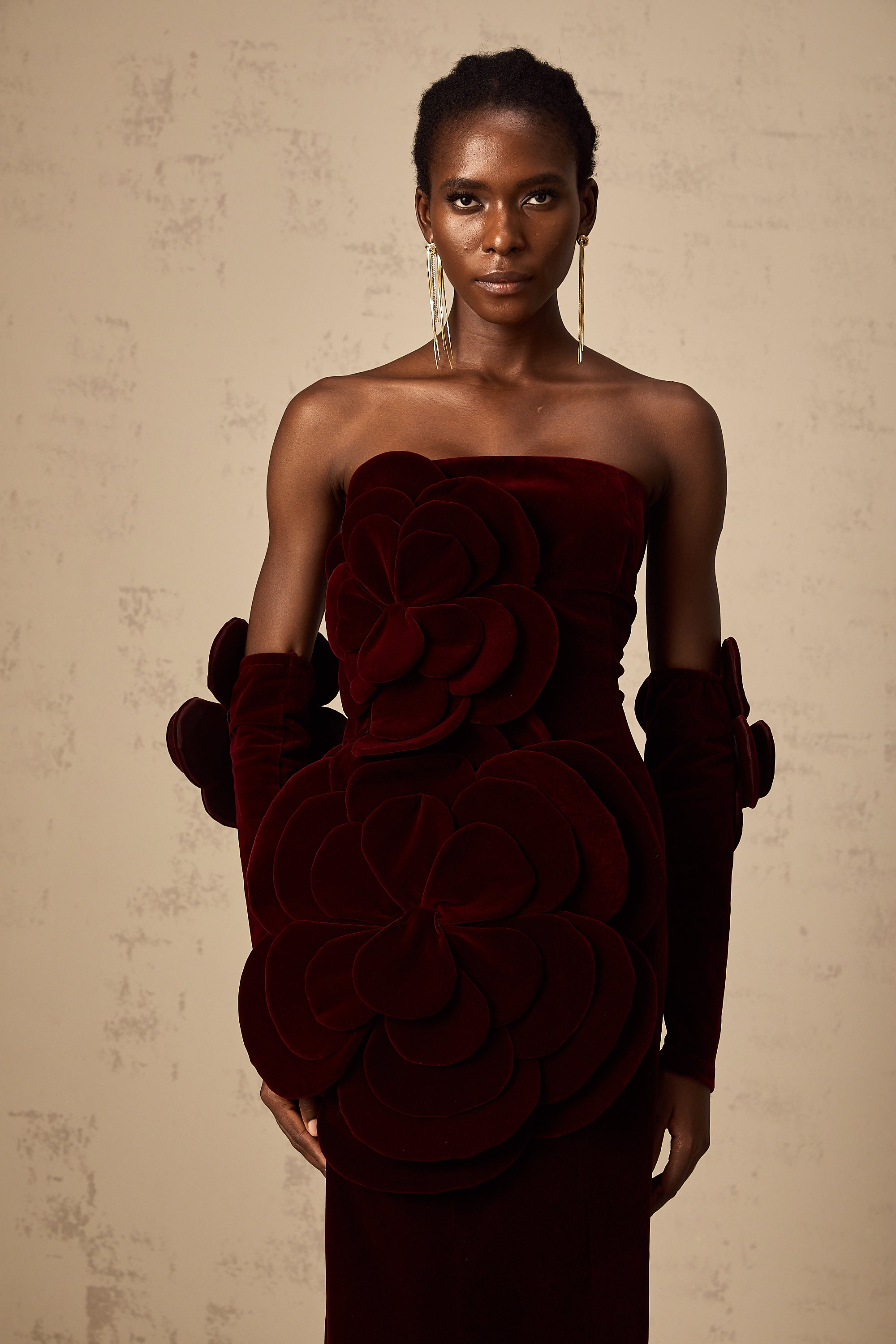 Robe longue rouge azur à appliqués floraux