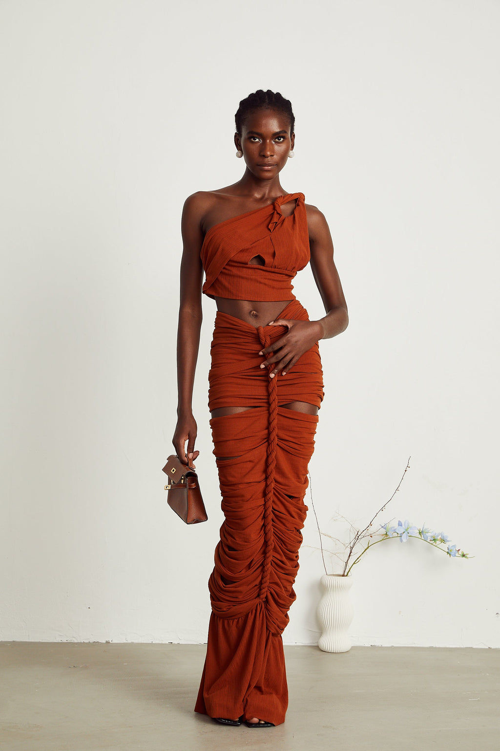 Célestine brunt matchande set med vriden utskuren topp och kjol