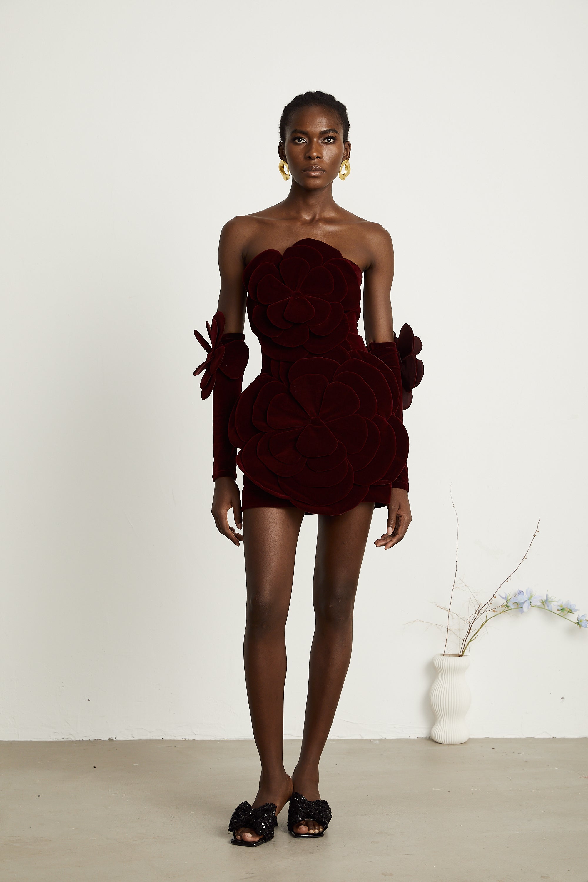 Robe courte rouge azur à appliqués floraux