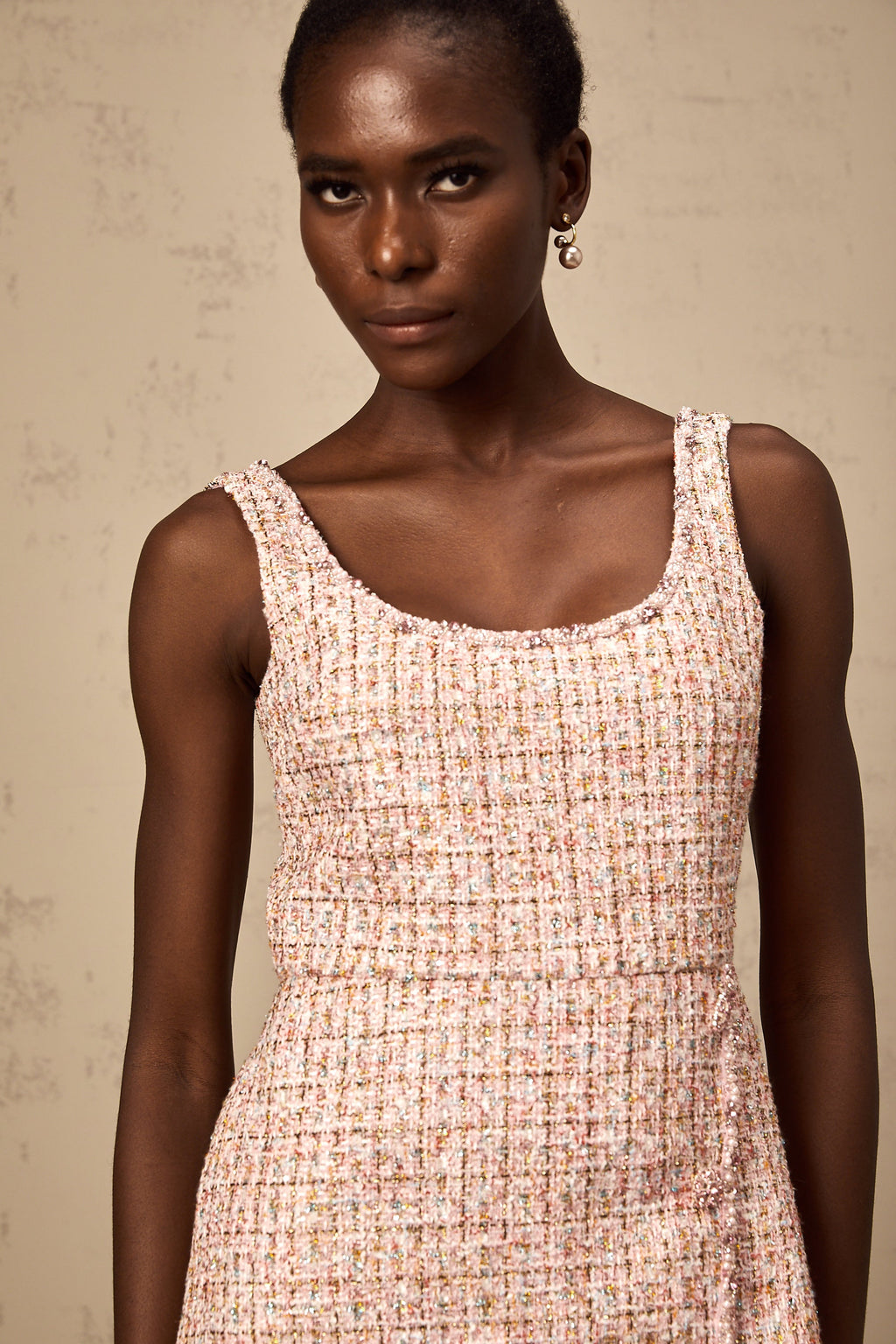 Aoife rosa utsmyckad tweed miniklänning 