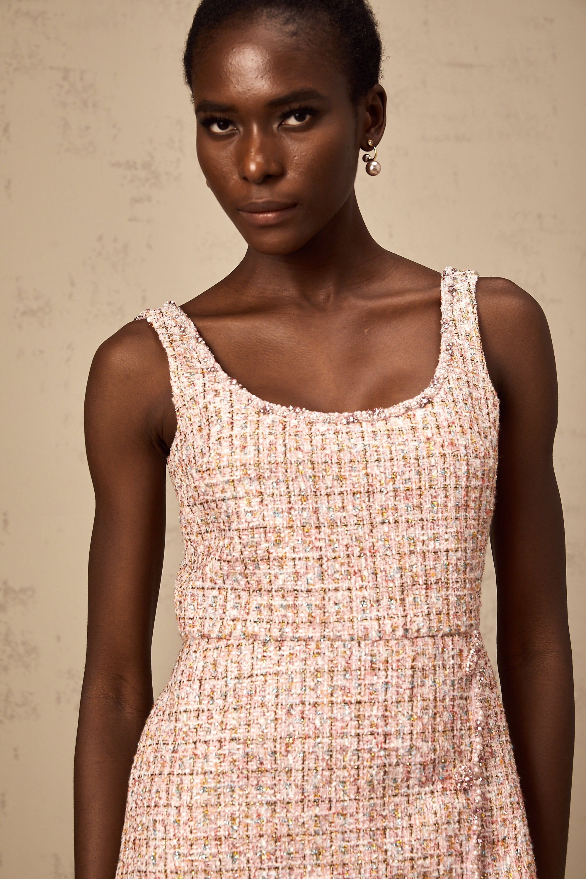 Aoife rosa utsmyckad tweed miniklänning 