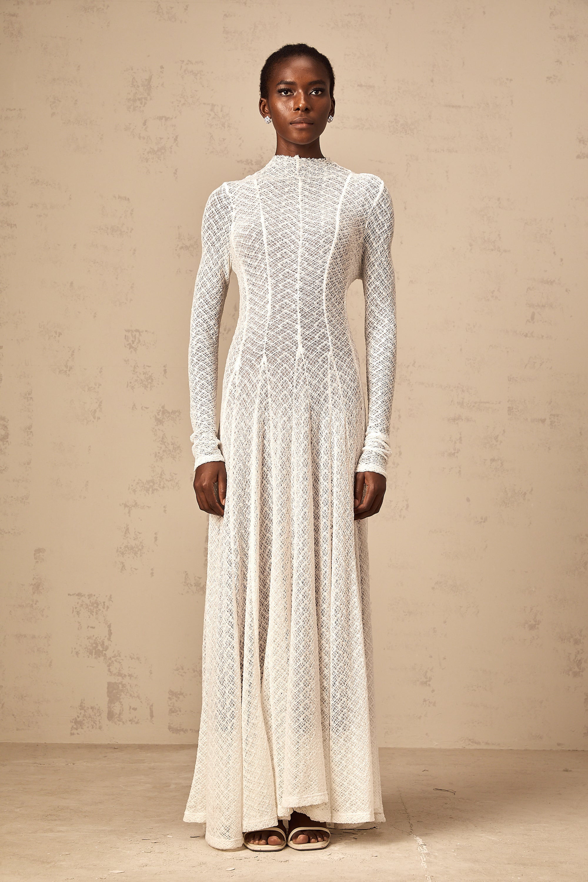 Vit maxiklänning med vågigt mönster i spets från Athena