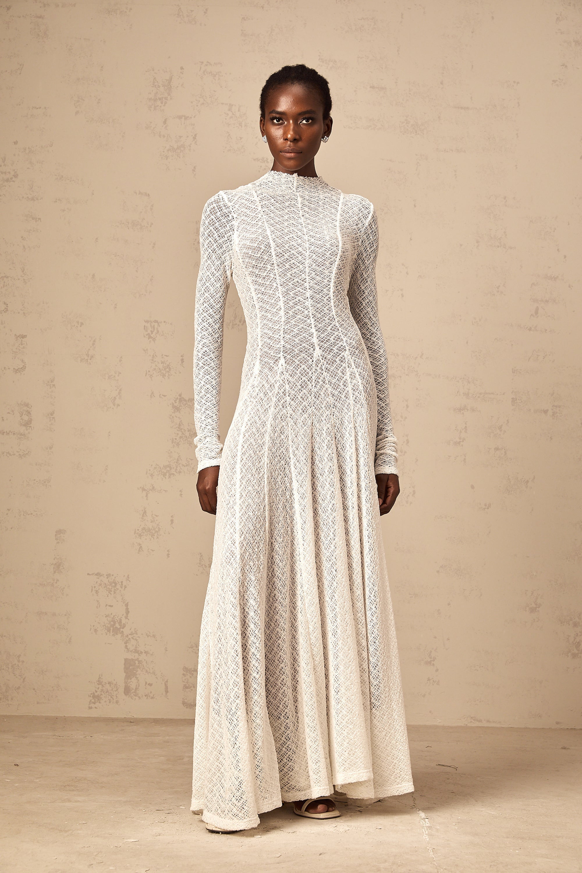 Vit maxiklänning med vågigt mönster i spets från Athena