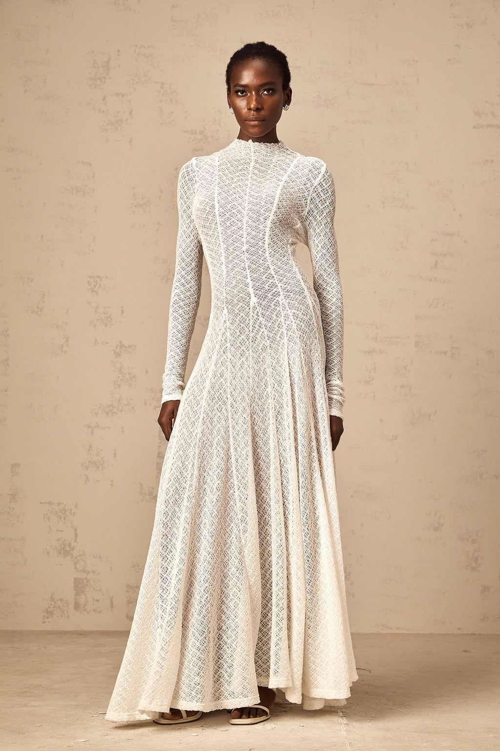 Vit maxiklänning med vågigt mönster i spets från Athena