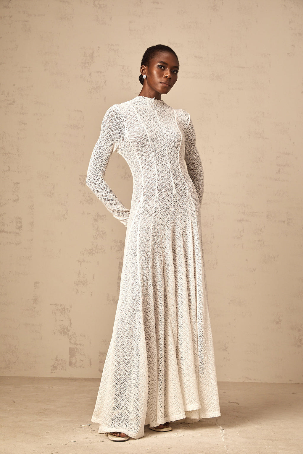 Vit maxiklänning med vågigt mönster i spets från Athena