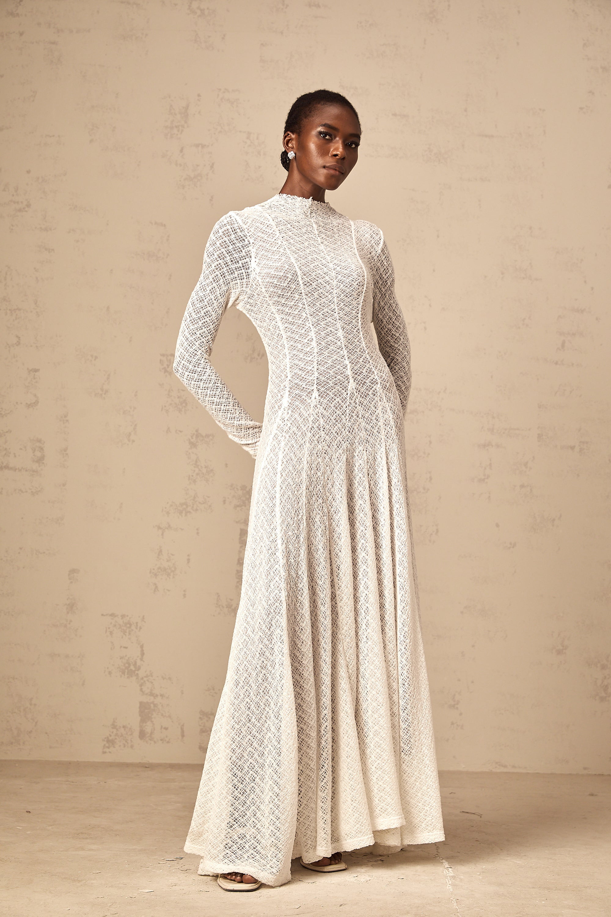 Vit maxiklänning med vågigt mönster i spets från Athena