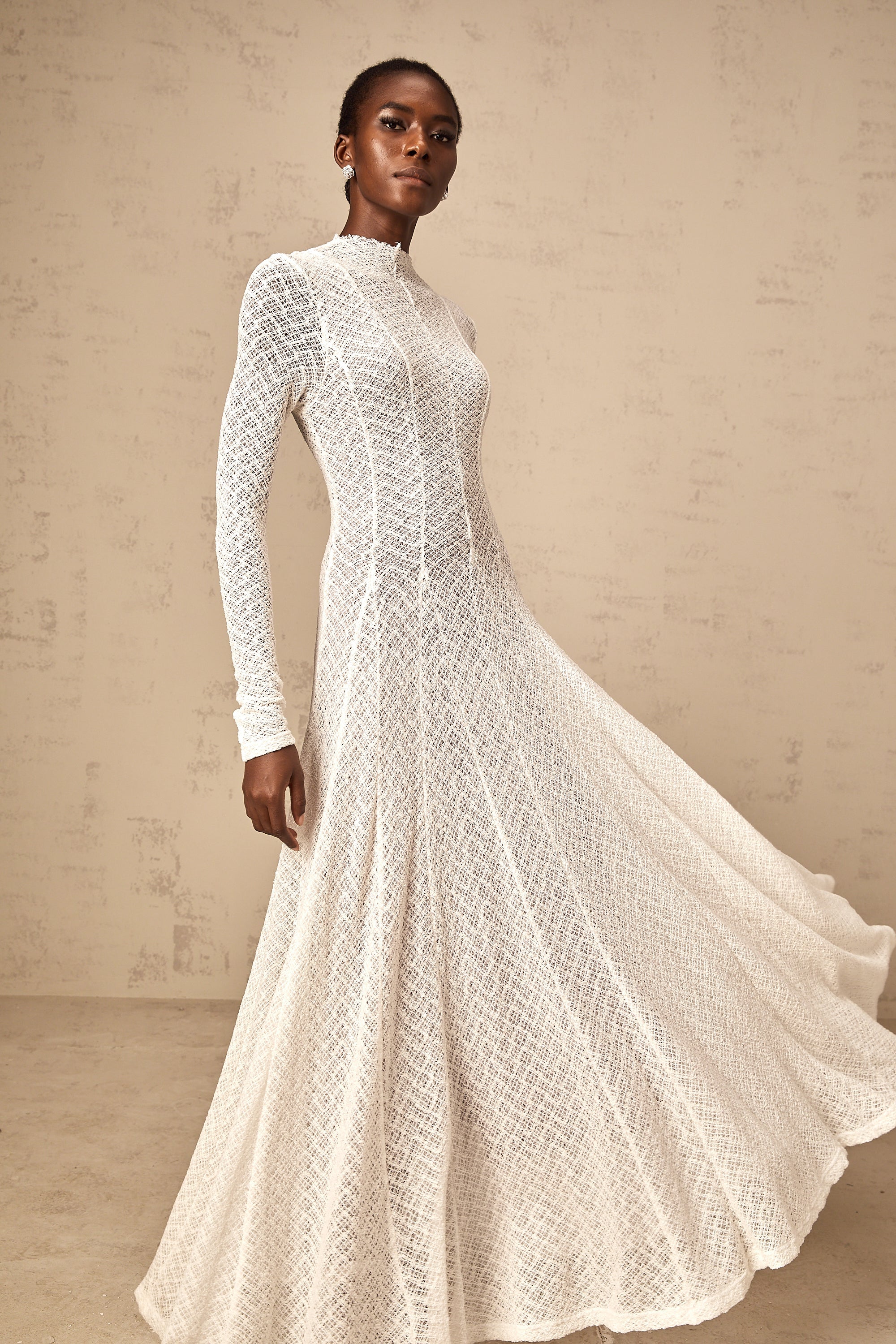 Vit maxiklänning med vågigt mönster i spets från Athena