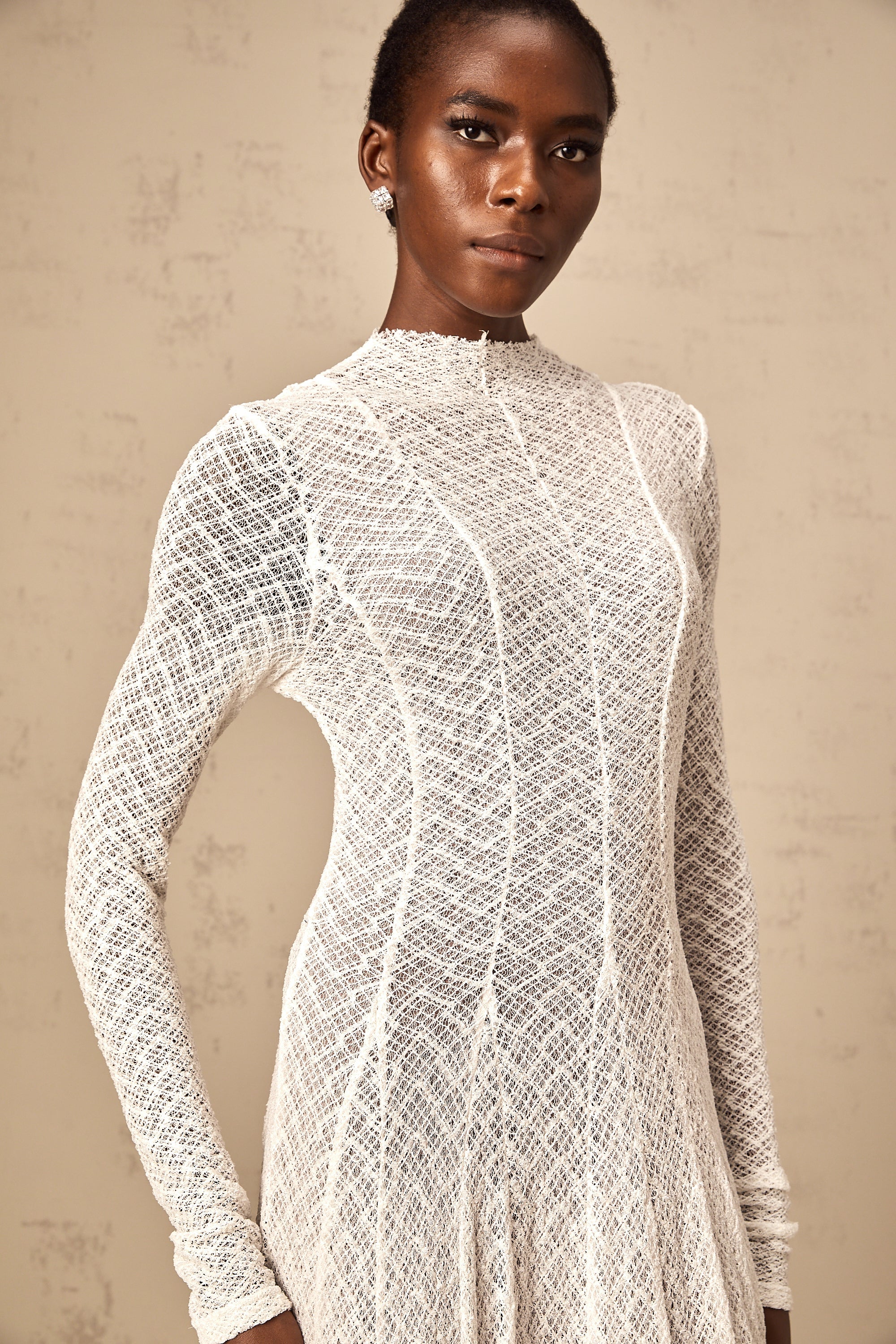 Vit maxiklänning med vågigt mönster i spets från Athena