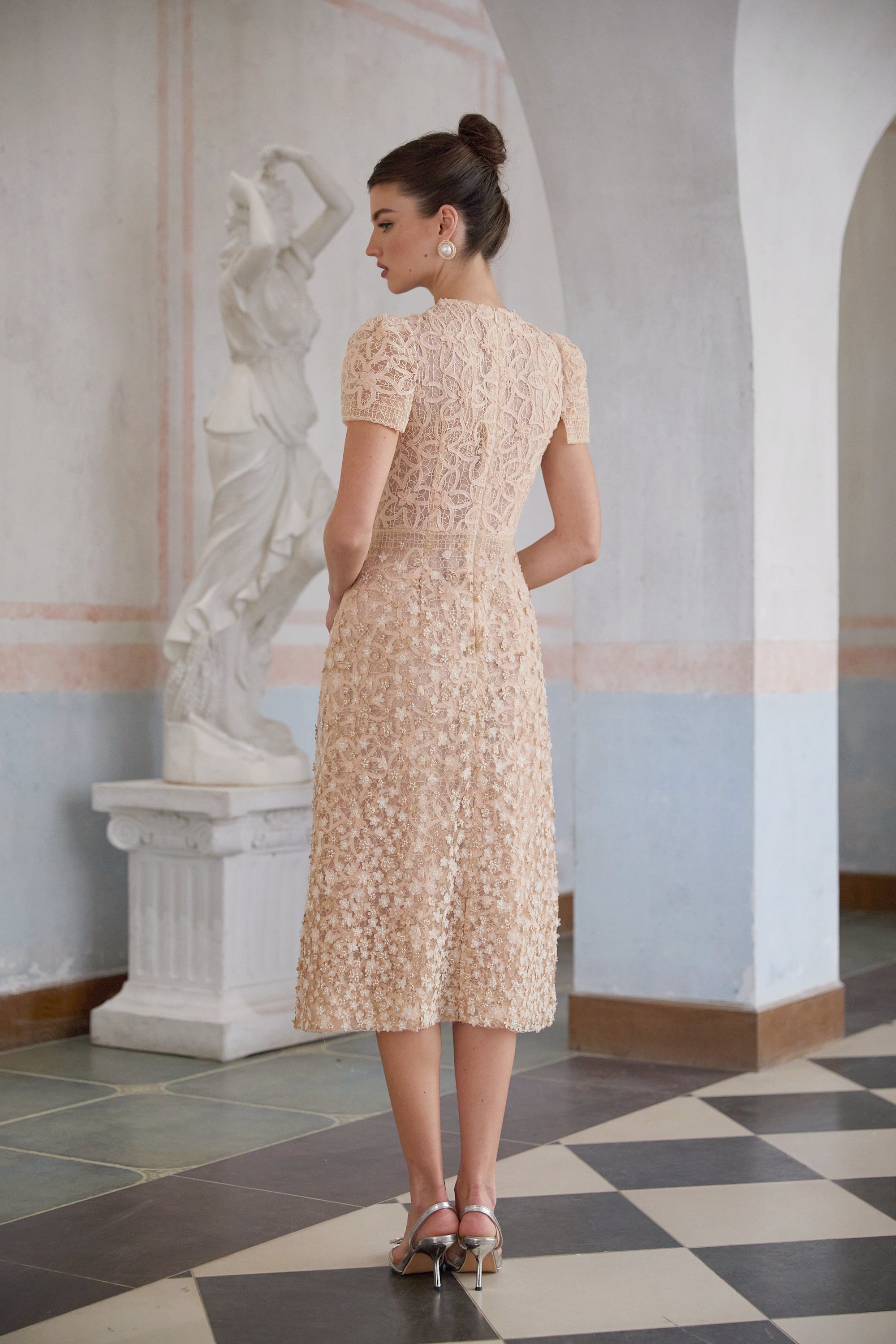 Robe midi neutre en crochet à fausses fleurs Bérengère