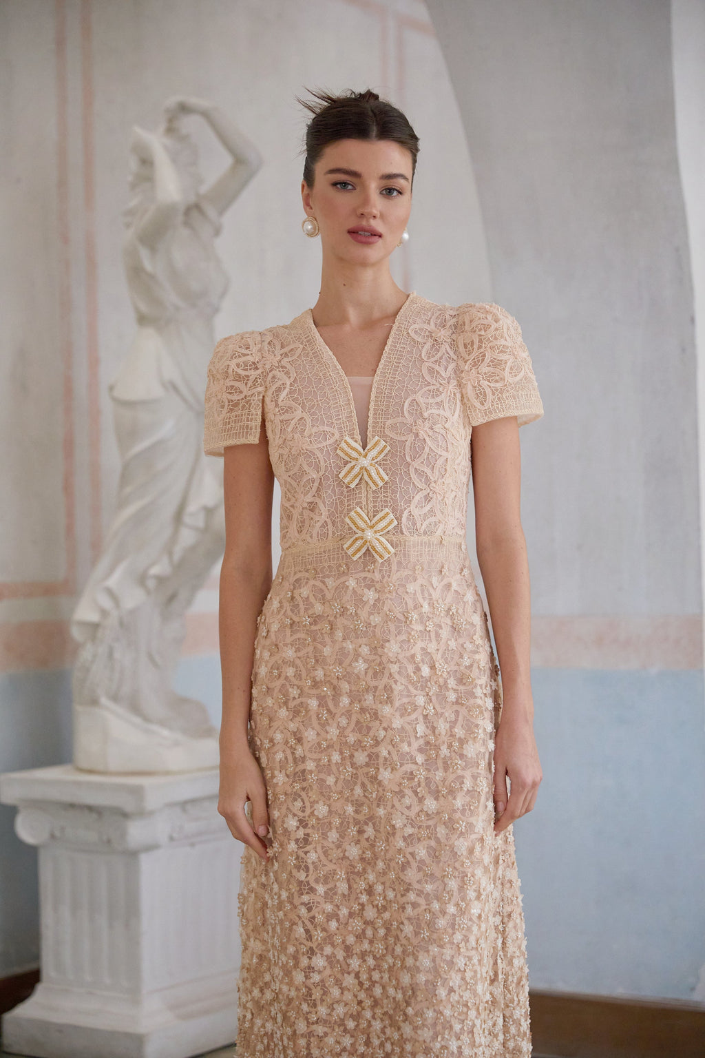 Robe midi neutre en crochet à fausses fleurs Bérengère