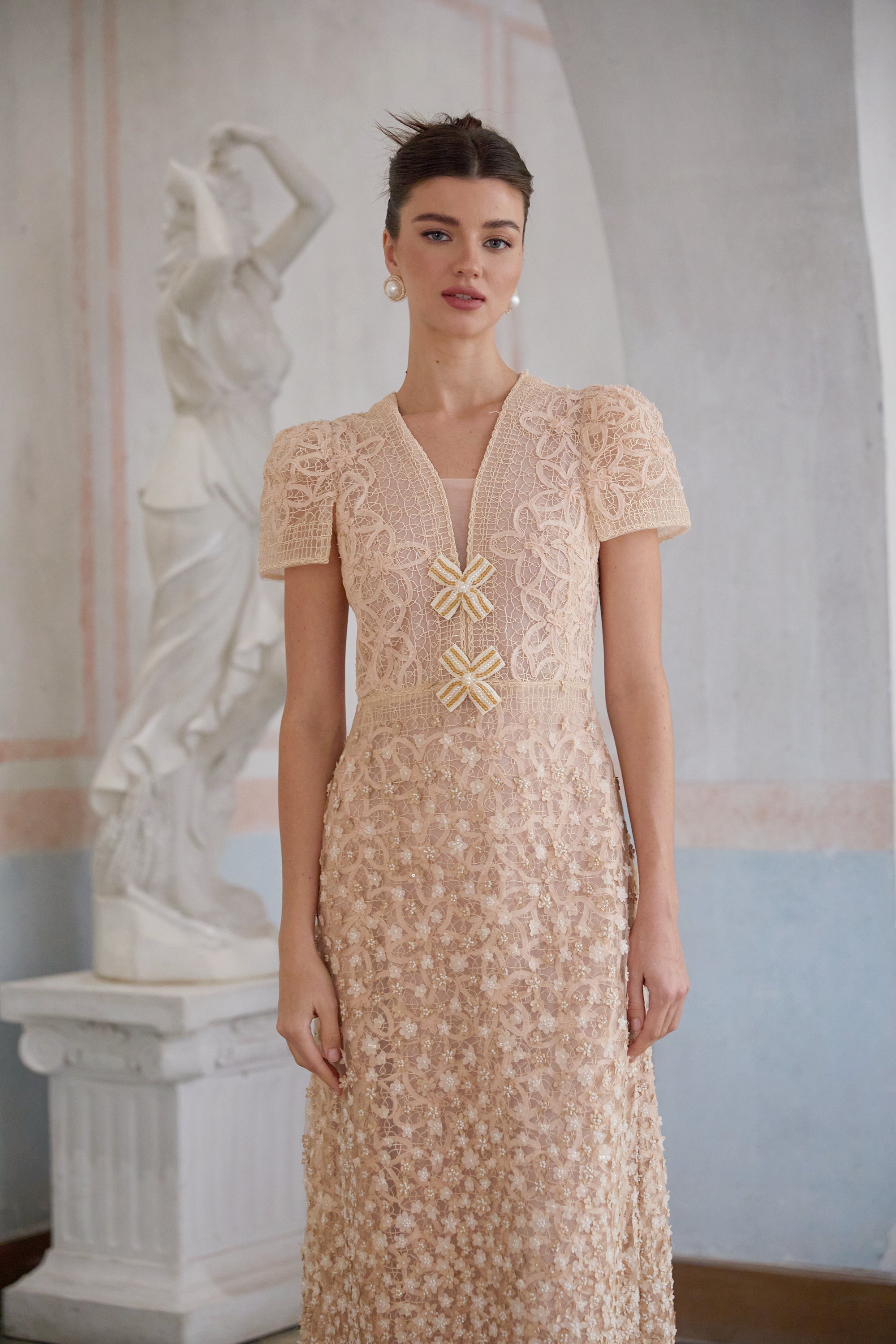 Robe midi neutre en crochet à fausses fleurs Bérengère