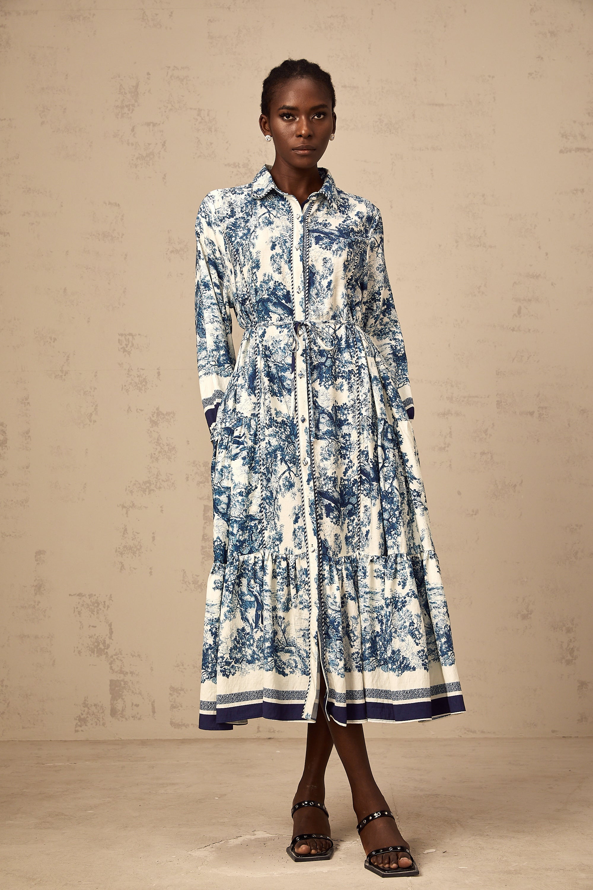 Adélaïde midiklänning med grafiskt tryck i blå 