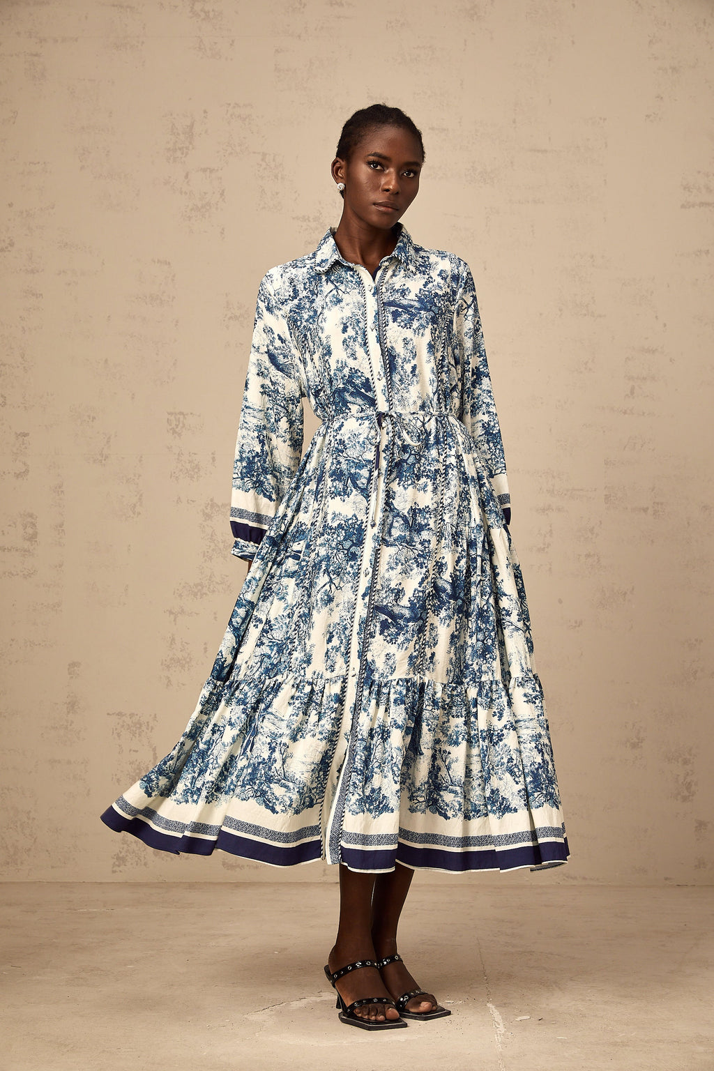 Adélaïde midiklänning med grafiskt tryck i blå 