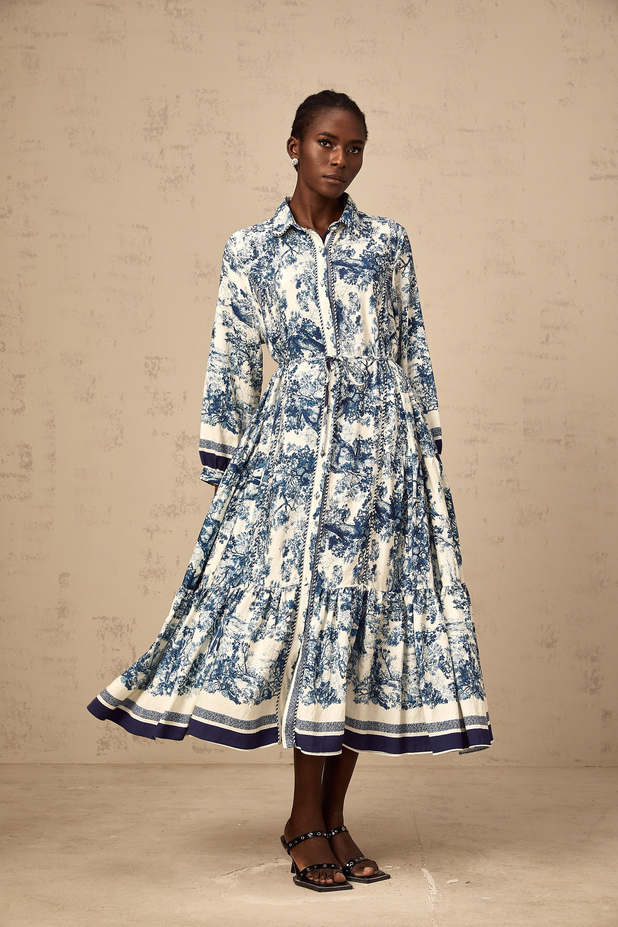 Adélaïde midiklänning med grafiskt tryck i blå 