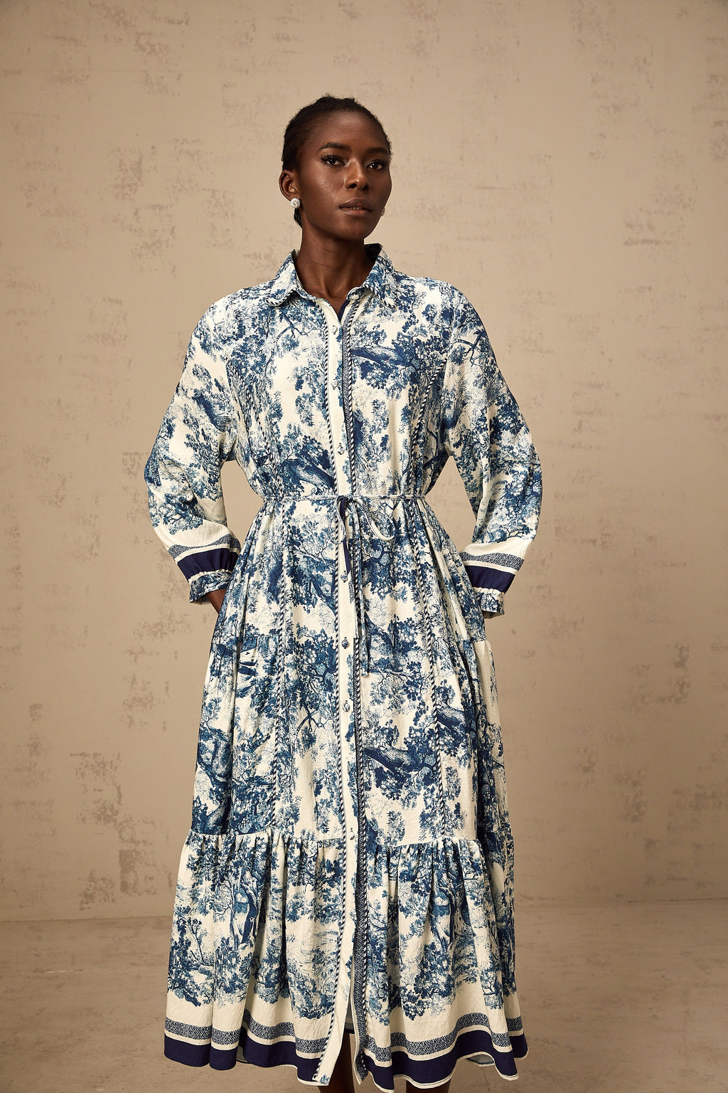 Adélaïde midiklänning med grafiskt tryck i blå 