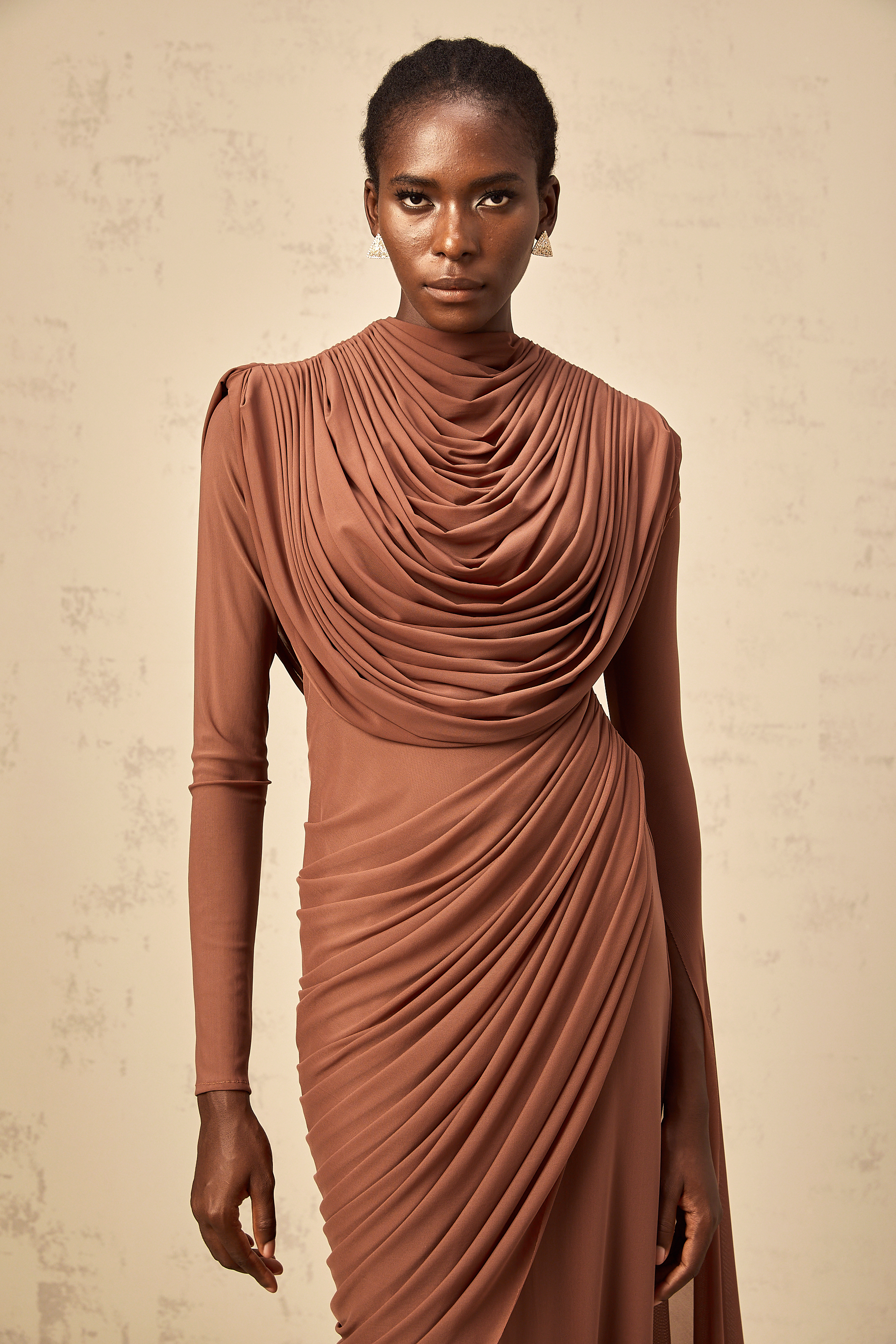 Danaé Brun Draperad Maxiklänning med Rynkad Effekt