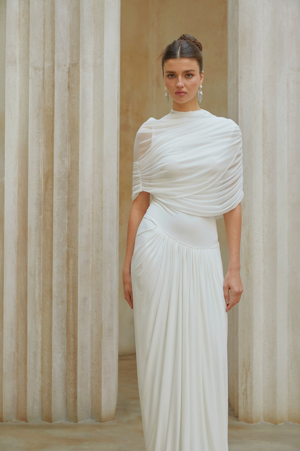 Catherine Vit Asymmetrisk Plisserad Maxiklänning 