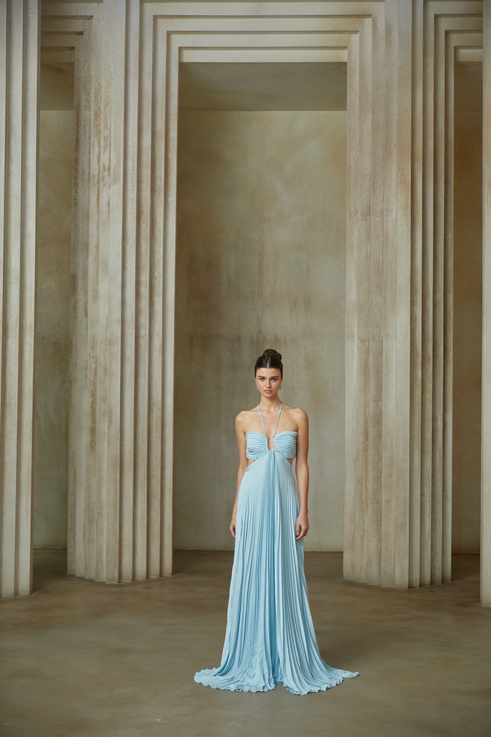 Andréa Blå Plisserad Maxiklänning med Utskurna Detaljer