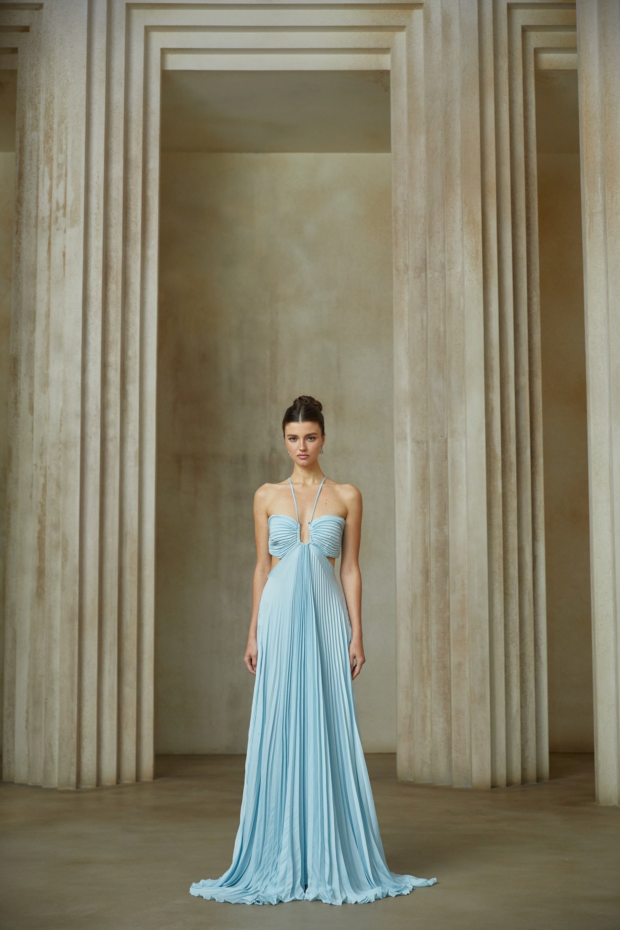 Andréa Blå Plisserad Maxiklänning med Utskurna Detaljer