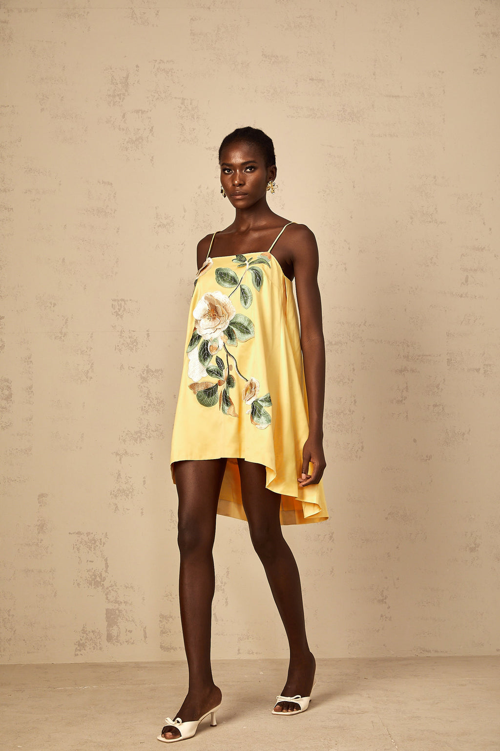 Avril Gul Blommig Broderad Miniklänning