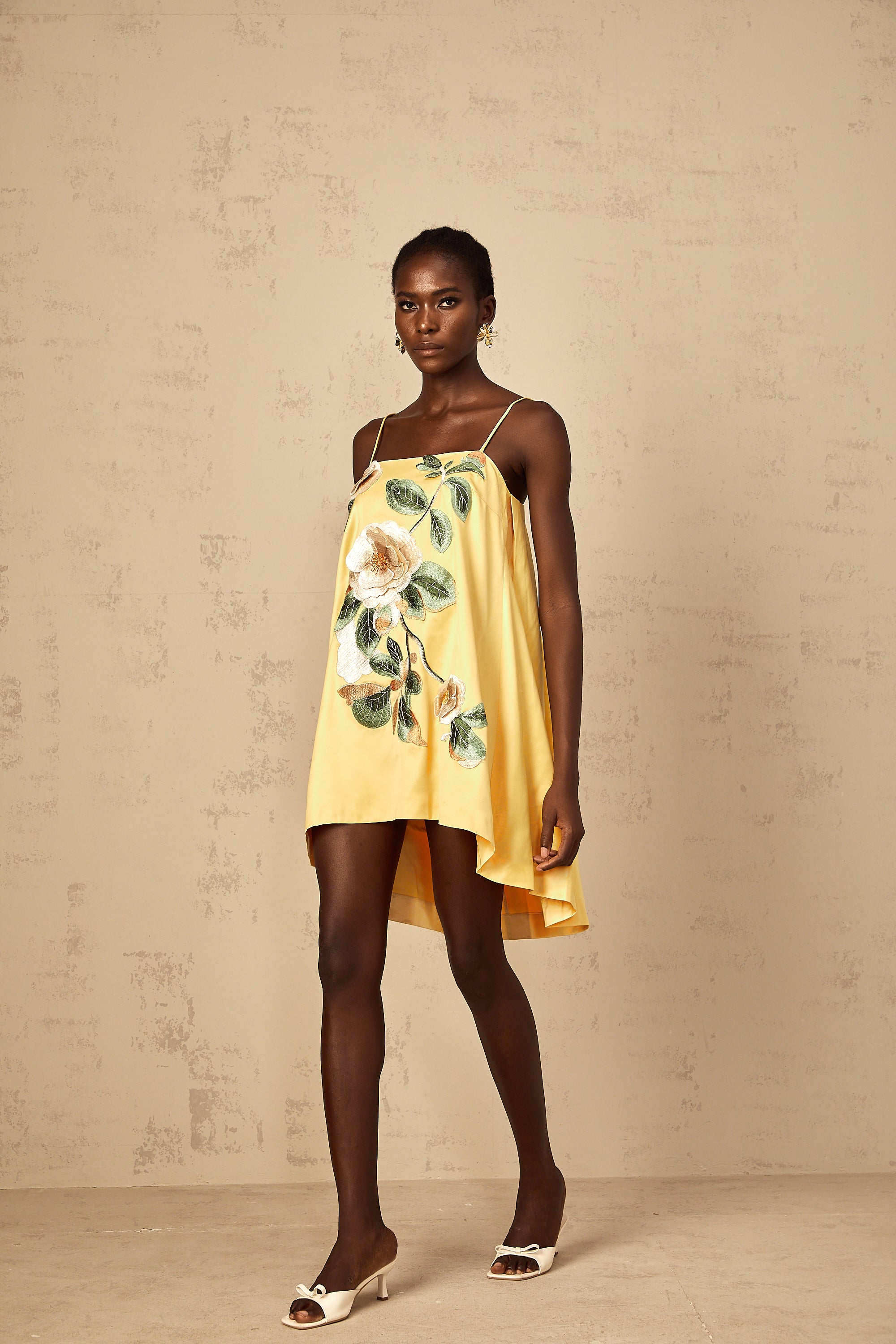 Avril Gul Blommig Broderad Miniklänning