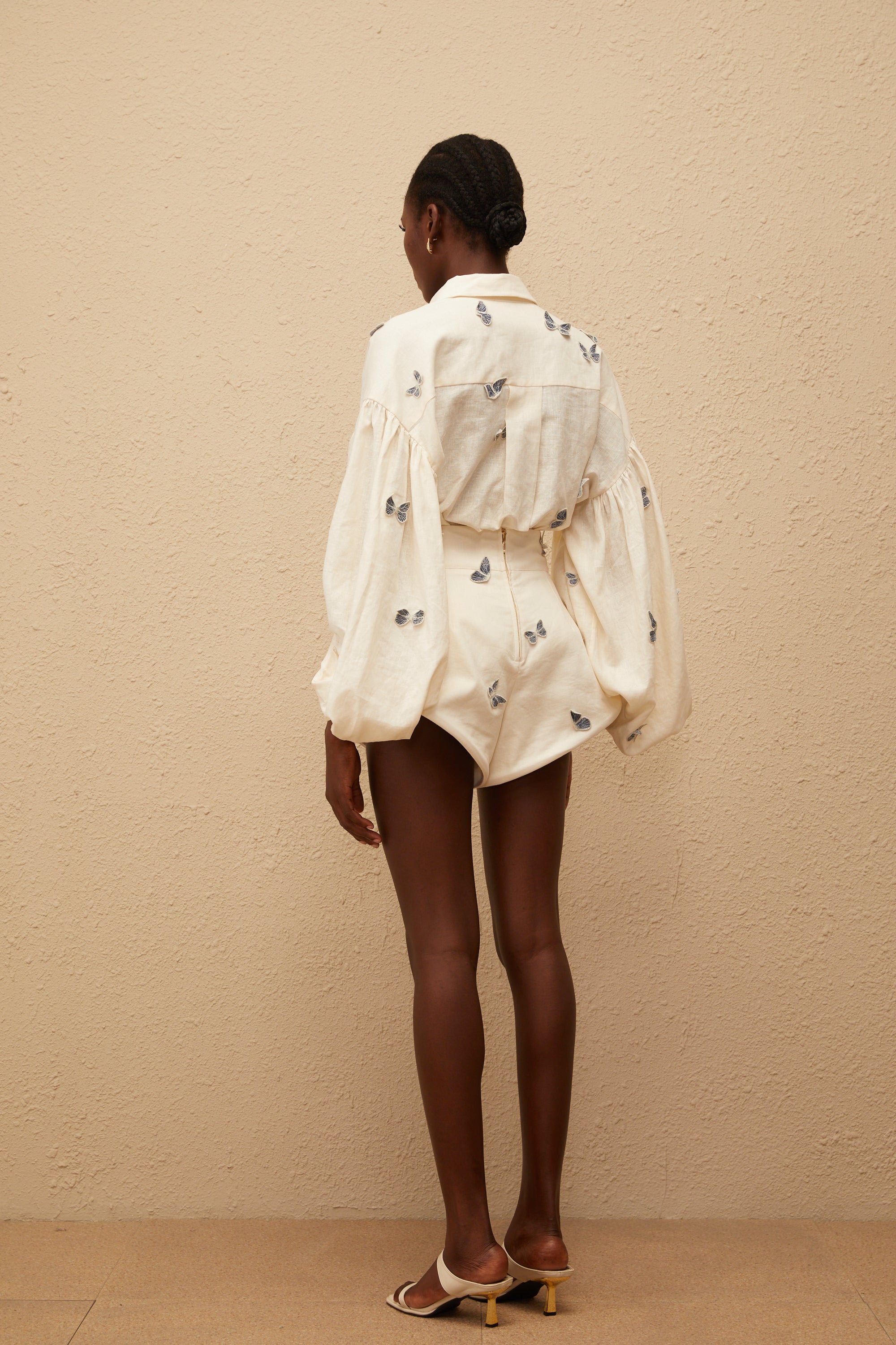 Ophélie Vitt Set med Broderad Skjorta och Shorts med Fjärilsmotiv