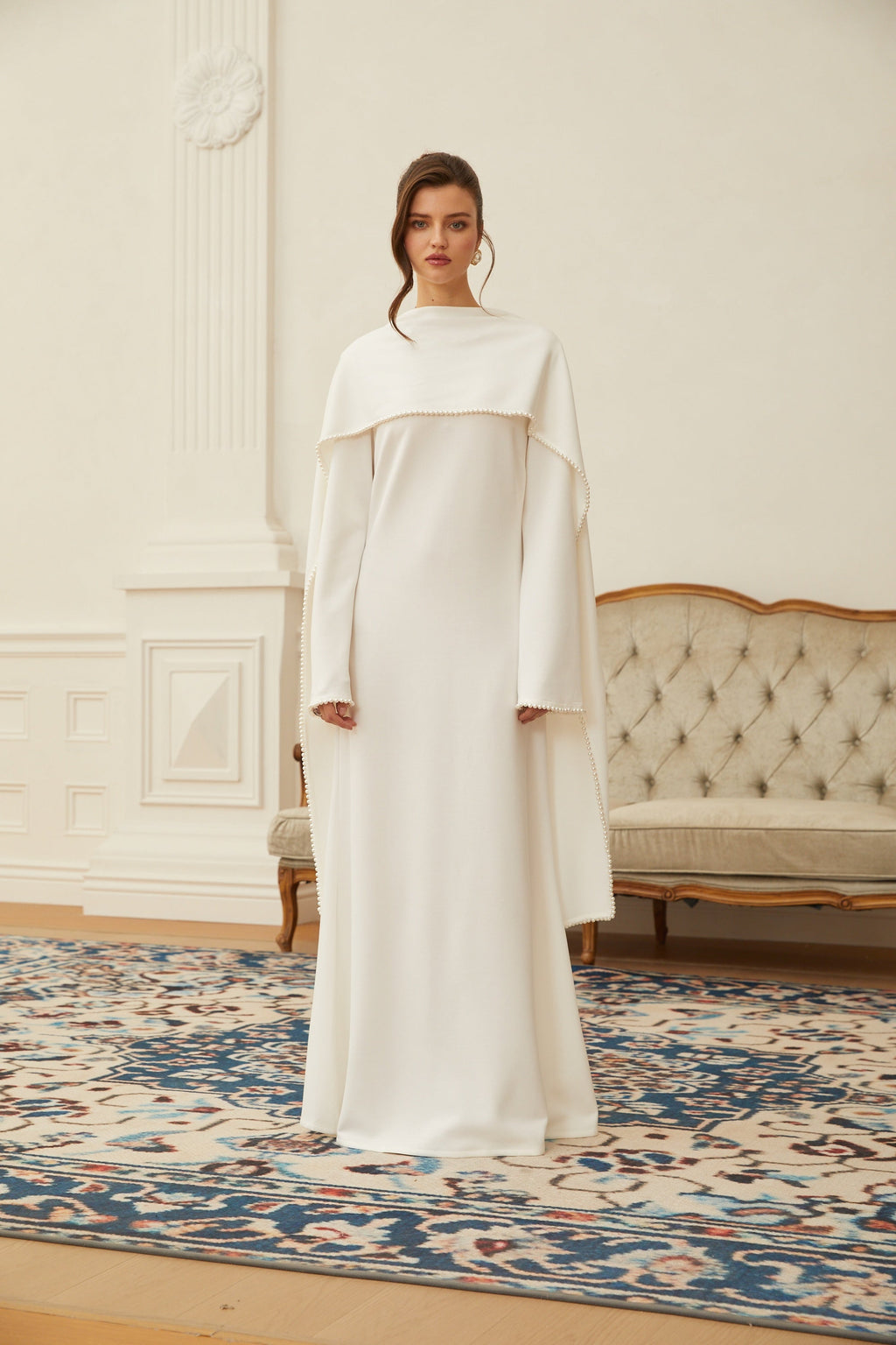 Piroska Vit Pärlkantad Maxiklänning Med Sjaldetalj