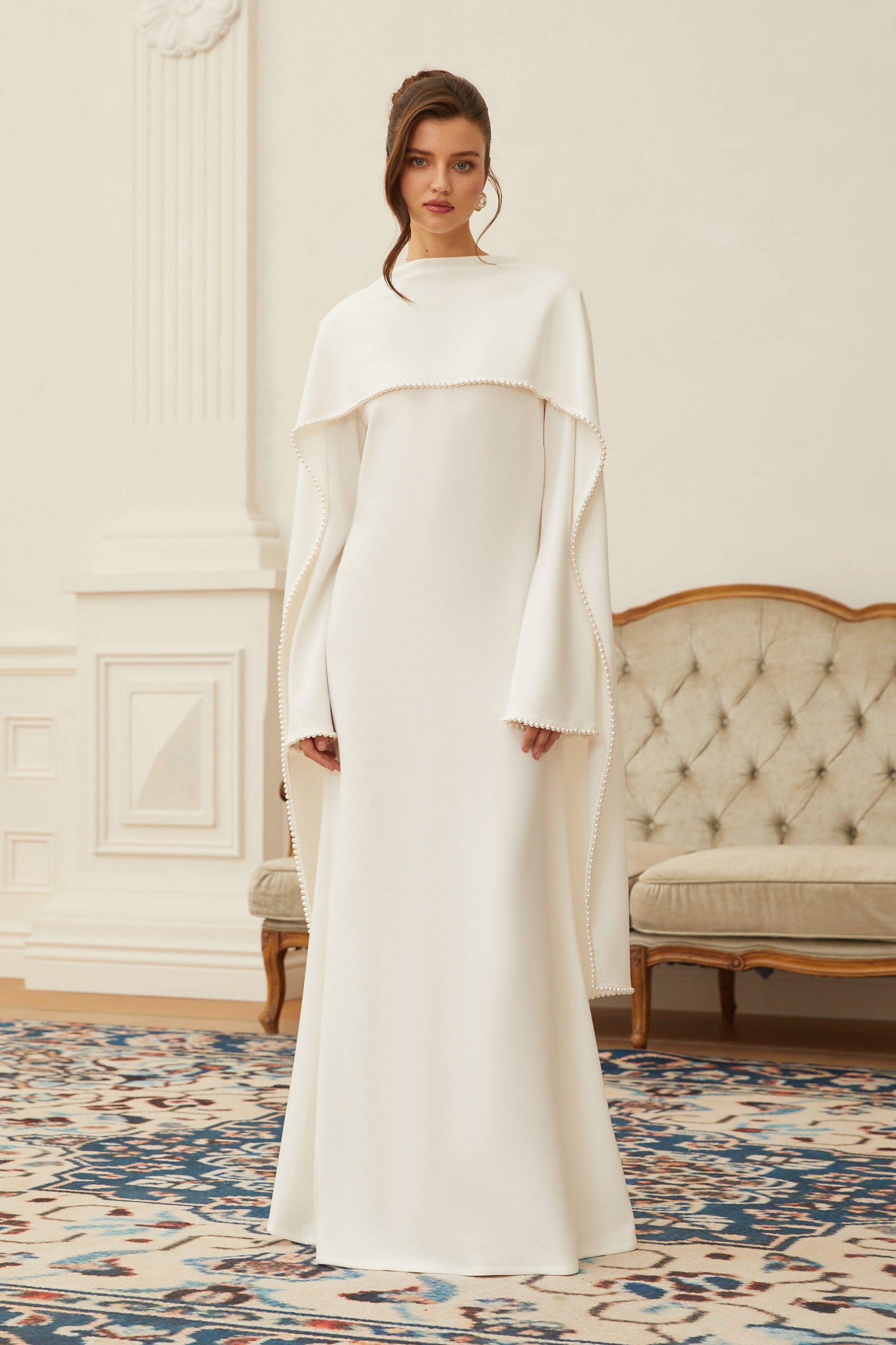 Piroska Vit Pärlkantad Maxiklänning Med Sjaldetalj