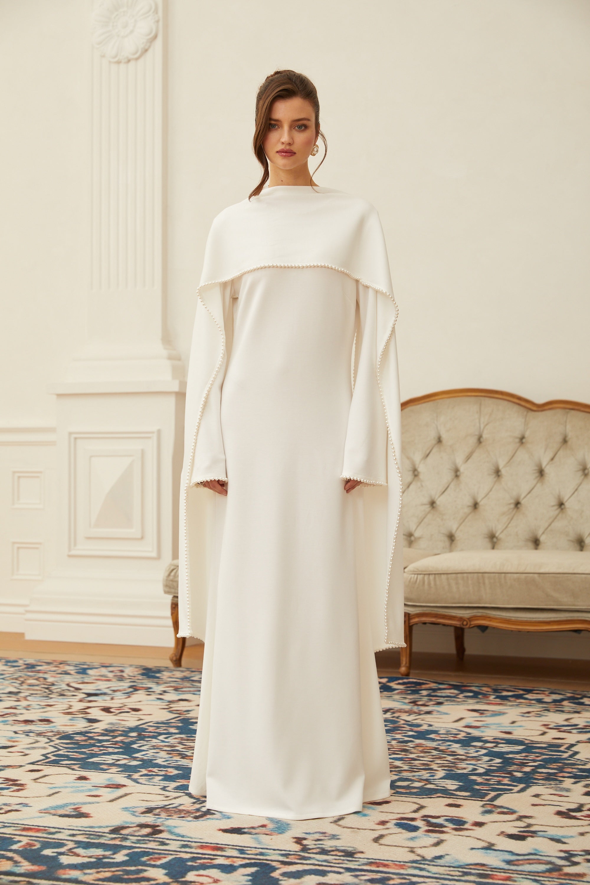 Piroska Vit Pärlkantad Maxiklänning Med Sjaldetalj