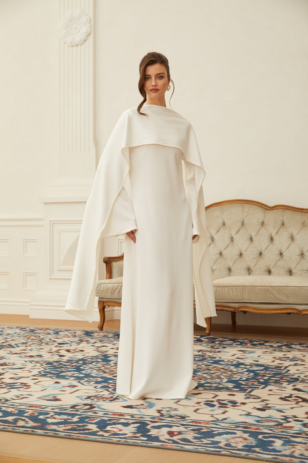 Piroska Vit Pärlkantad Maxiklänning Med Sjaldetalj